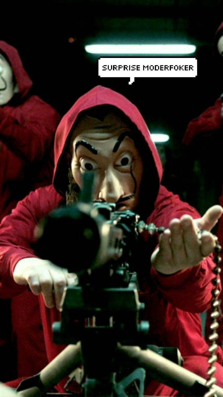 Money Heist Mask 桌布 壁紙 — 一個穿著紅色連帽衫和口罩的人，用驚訝的表情將相機對準觀眾，並有一個寫著 surprise moderfoker 的對話氣泡。