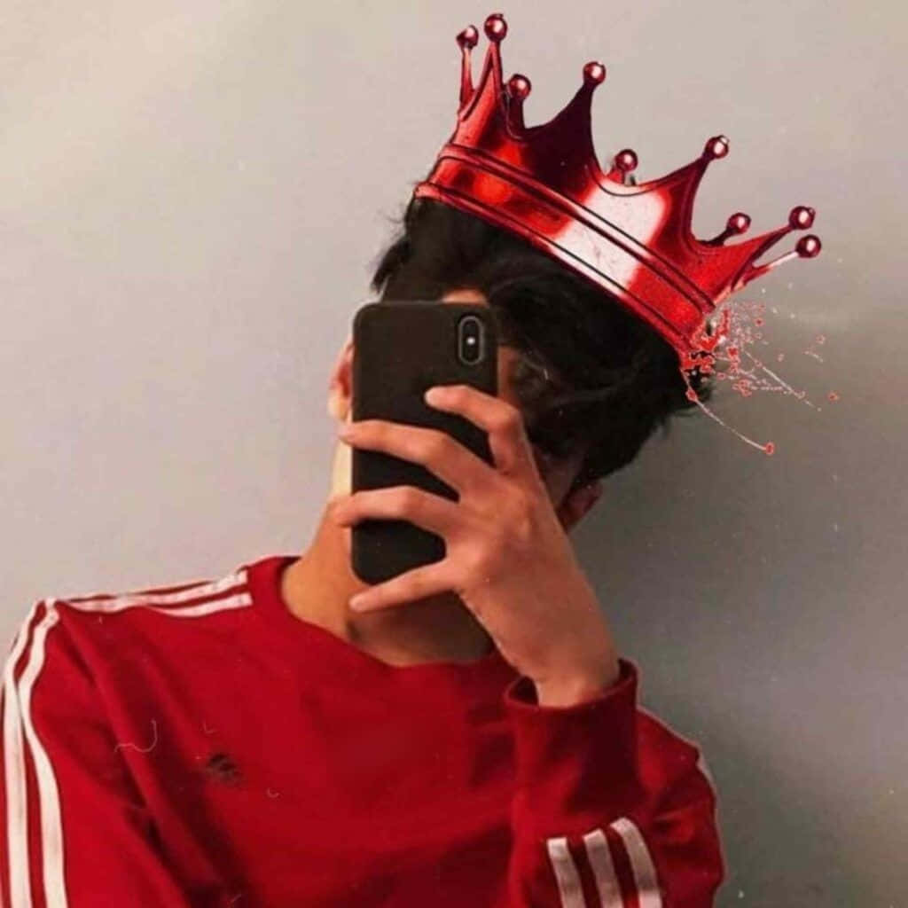 selfie 桌布 壁紙 — 一個穿著紅色連帽衫的人，戴著滴落的紅色皇冠，看起來正在融化，同時用手機對著鏡子自拍。