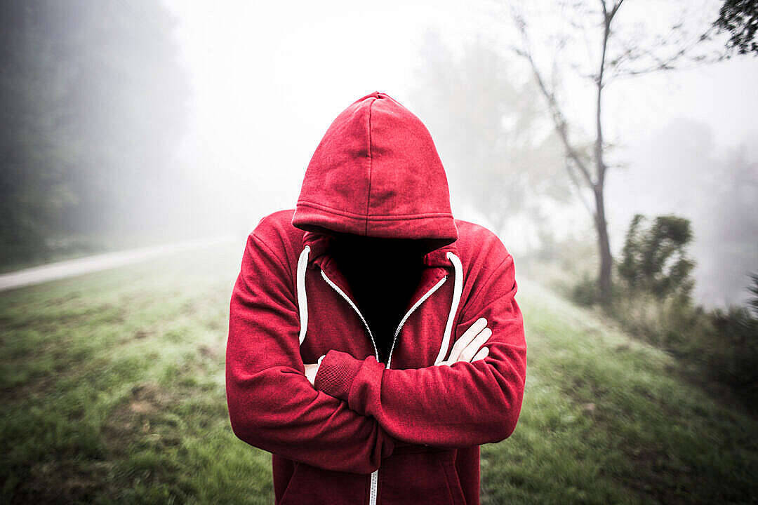 Sad Depressing 桌布 壁紙 — 一個穿著紅色連帽衫的人站在霧氣瀰漫的小路上，雙臂交叉，臉部隱藏在陰影中。