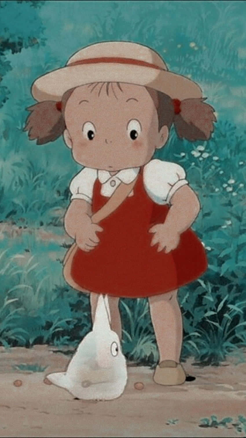 Totoro Aesthetic 桌布 壁紙 — 一個穿著紅色連衣裙和草帽的小女孩站在茂密的綠色森林中，旁邊有一個白色的小生物。