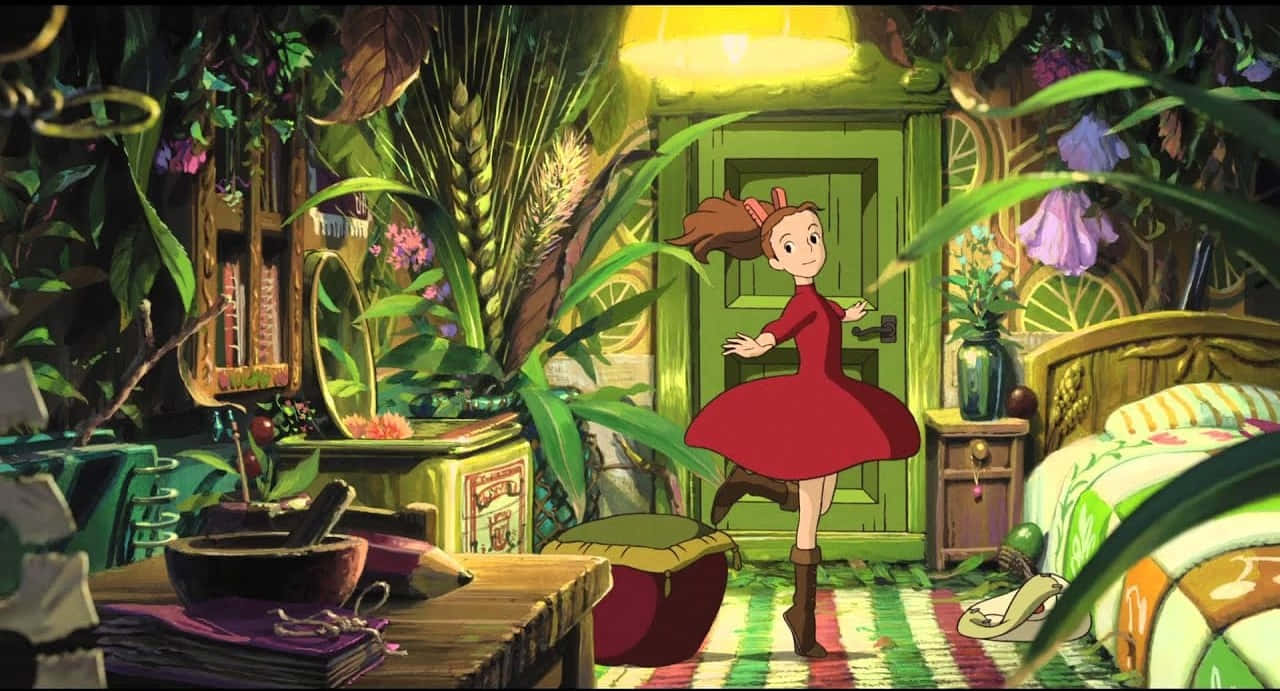 The Secret World Of Arrietty 桌布 壁紙 — 一個穿著紅色連衣裙的小女孩在一個充滿植物和溫暖金色光線的茂密綠色叢林主題臥室中快樂地跳舞。