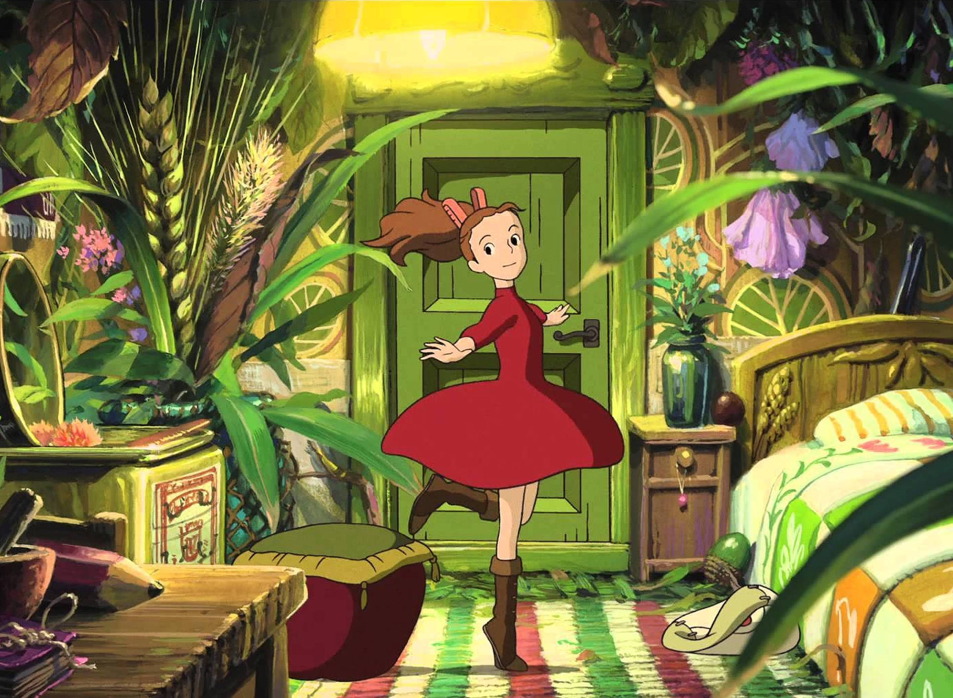 Arrietty 桌布 壁紙 — 一個穿著紅色連衣裙的小女孩在一個充滿植物和溫暖金色光線的茂密綠色房間裡快樂地跳舞。