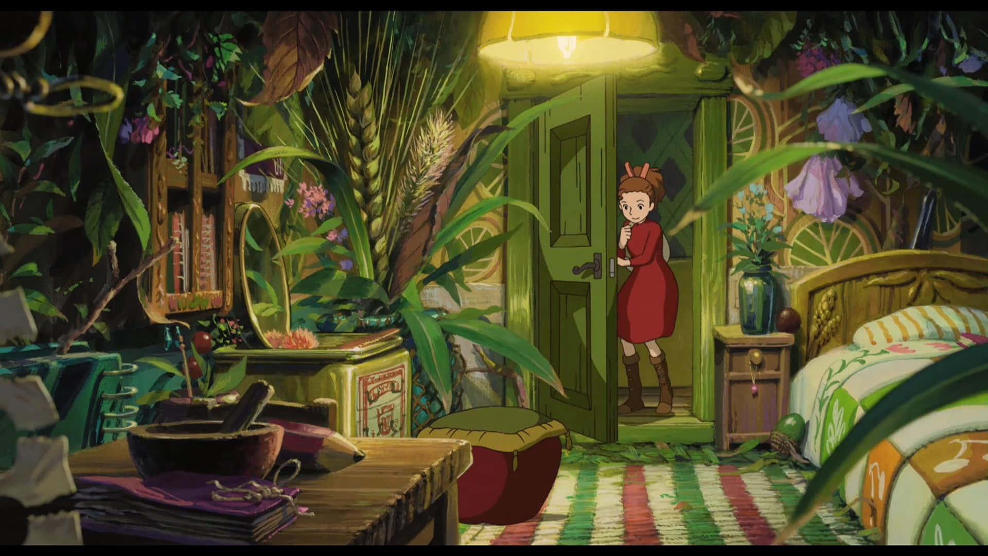 The Secret World Of Arrietty 桌布 壁紙 — 一個穿著紅色連衣裙的小女孩站在一個充滿植物和溫暖照明的茂密綠色叢林主題臥室中。
