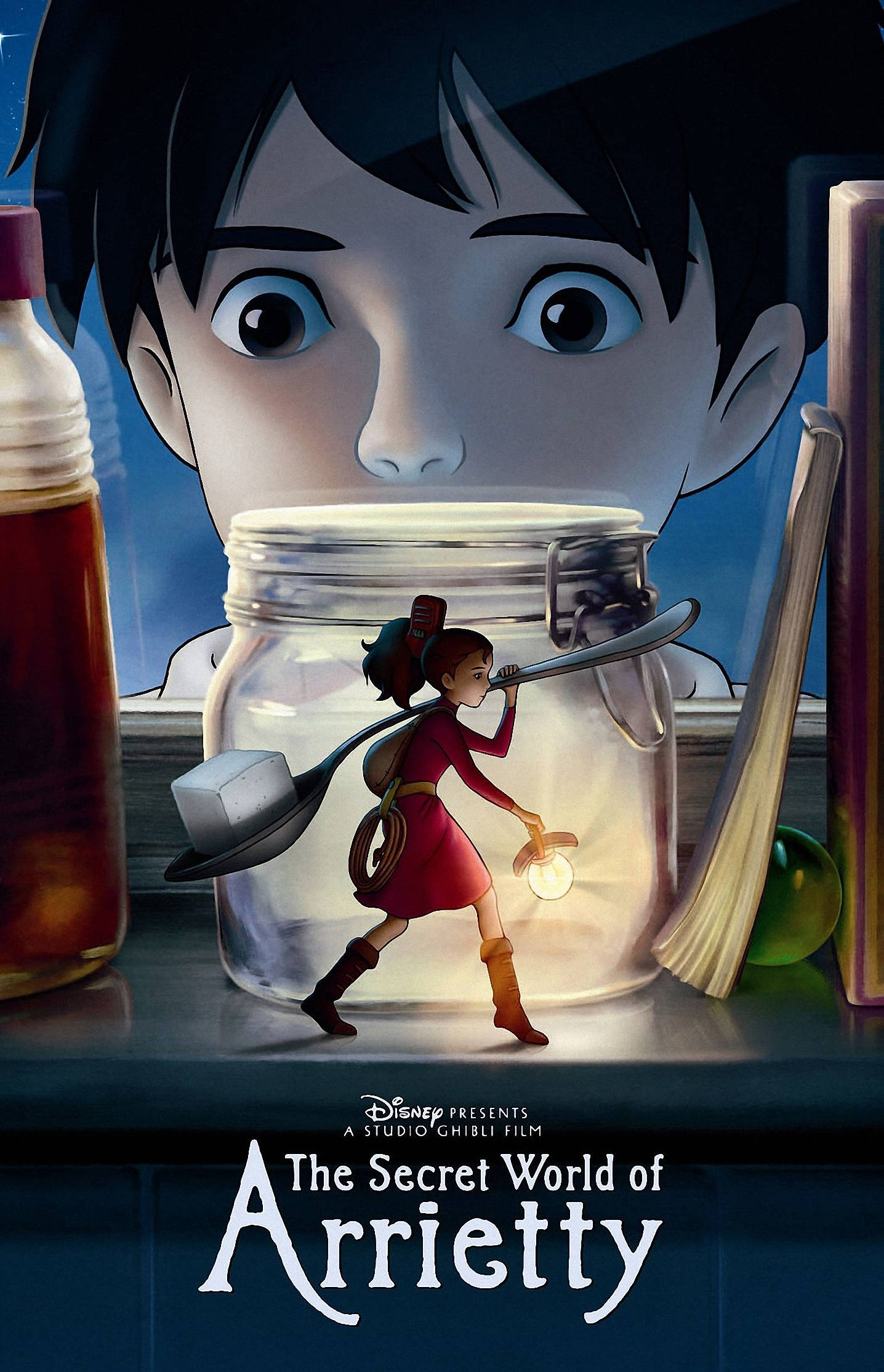 Studio Ghibli iPhone 桌布 壁紙 — 一個穿著紅色連衣裙的小女孩站在玻璃罐內，手持燈籠和湯匙，在昏暗的房間裡，一個大男孩的臉龐在她身後隱約浮現。