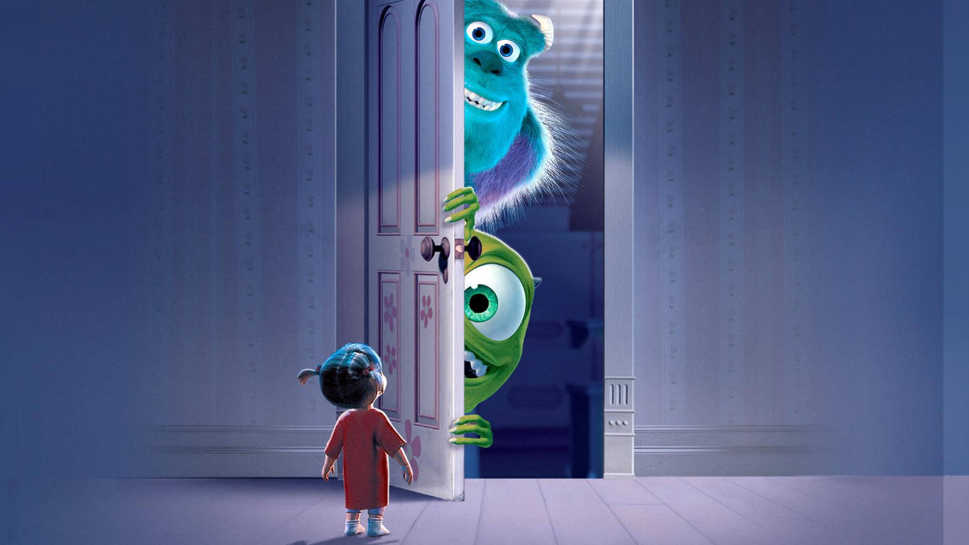 Mike Wazowski 桌布 壁紙 — 一個穿著紅色長袍的小孩站在門前，兩個友善的怪物睜大眼睛微笑著探出頭來。