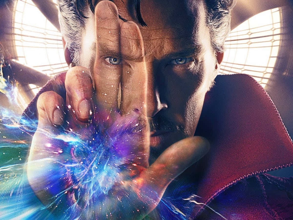 Doctor Strange Multiverse Of Madness 桌布 壁紙 — 一個穿著紅色長袍的男人在戲劇性的特寫鏡頭中通過他的手引導宇宙能量。