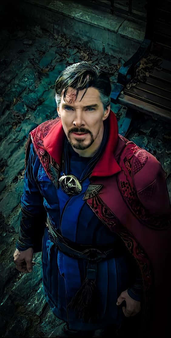 Doctor Strange 2 桌布 壁紙 — 一個穿著紅藍相間、帶有複雜圖案長袍的男人，站在一個光線昏暗、長滿青苔的石頭環境中。