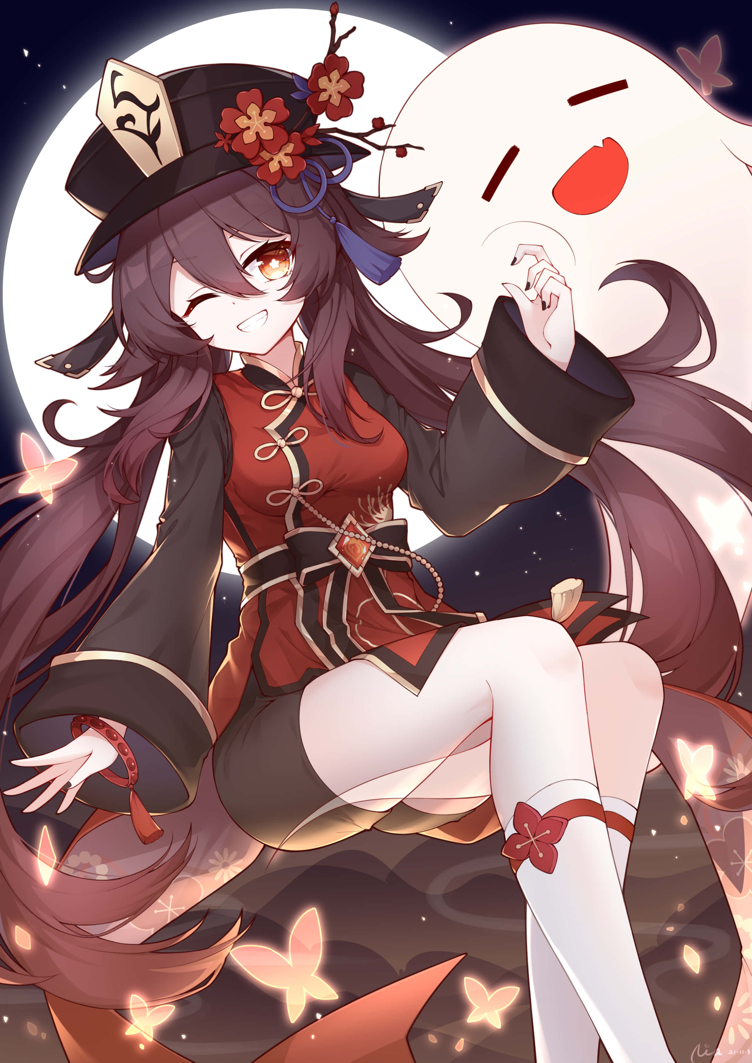 原神手機壁紙 桌布 壁紙 — 一個穿著紅黑服飾的開朗動漫女孩，在滿月下微笑，旁邊有一個發光的幽靈般的身影，蝴蝶翩翩飛舞。