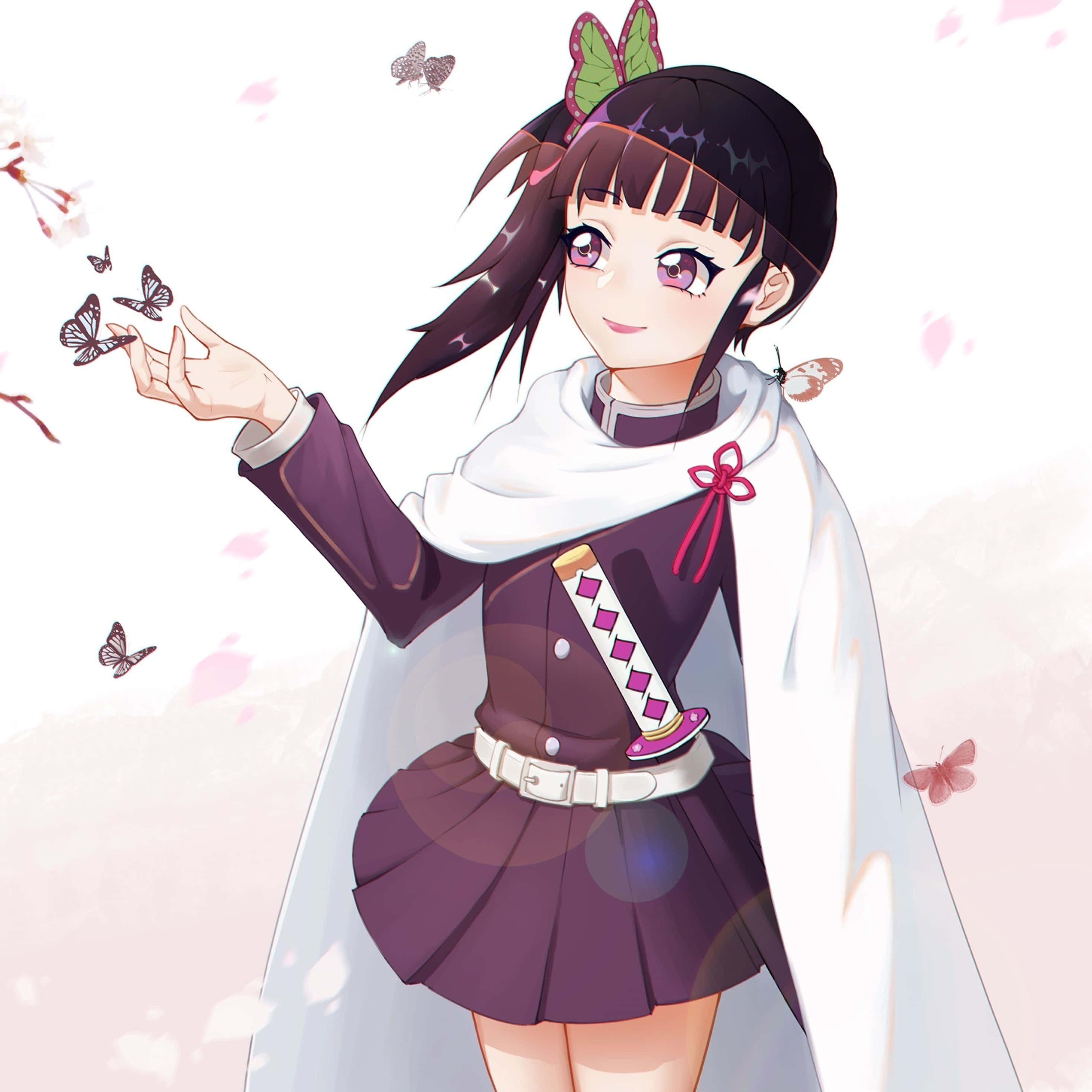 Shinobu Kocho 桌布 壁紙 — 一個穿著紫色制服和白色斗篷的開朗動畫女孩，在飄落的櫻花中與蝴蝶溫柔互動。