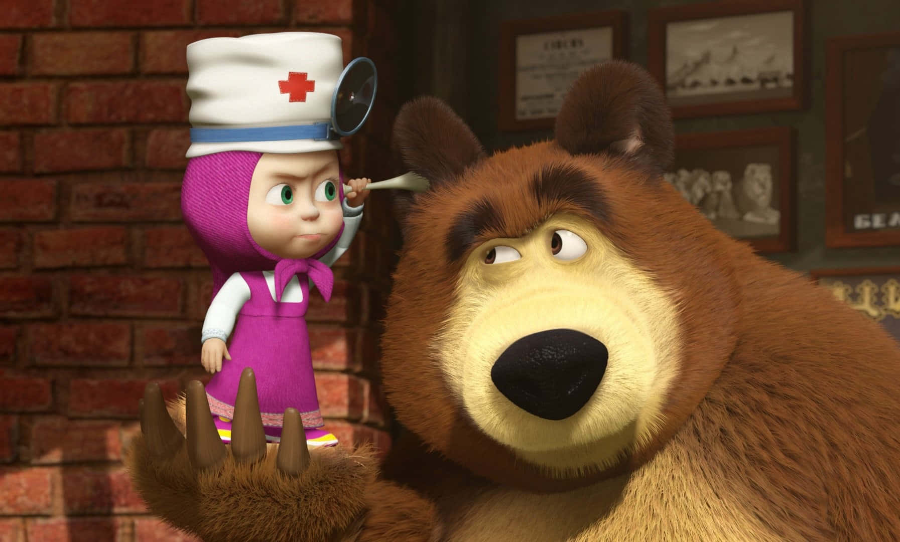 Masha And The Bear 桌布 壁紙 — 一個穿著紫色制服的小護士角色，在磚牆房間裡用放大鏡檢查一隻大棕熊。