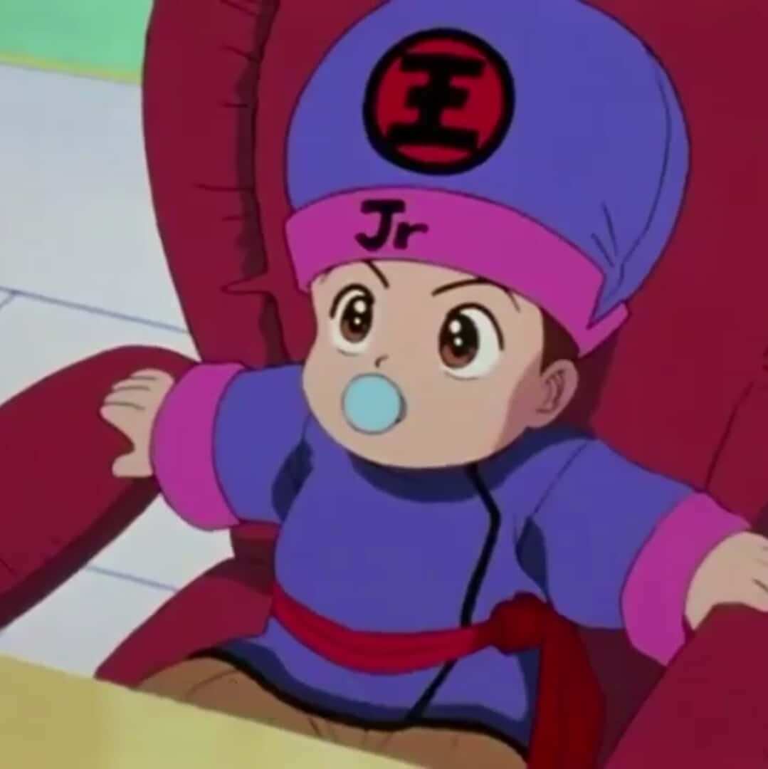 鬼戰士 桌布 壁紙 — 一個穿著紫色和粉紅色服裝、戴著「Jr」帽子的嬰兒動漫角色，坐在紅色椅子上吹泡泡。