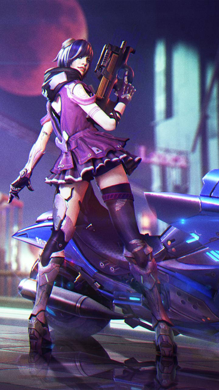 free fire 3d 桌布 壁紙 — 一個穿著紫色服裝的賽博龐克動漫女孩，在發光的月亮下站在未來摩托車旁，手持武器。