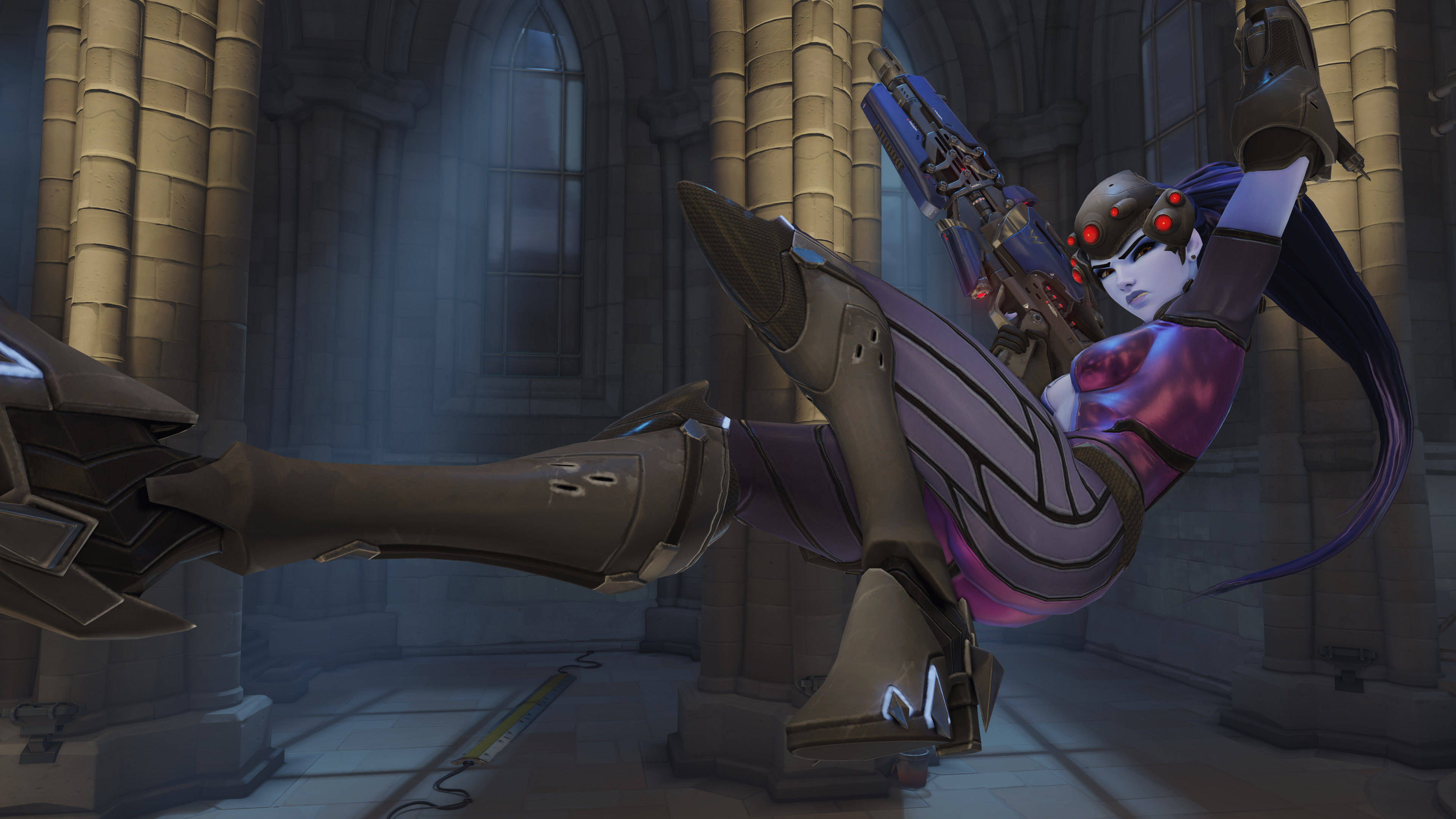 4K Overwatch 桌布 壁紙 — 一個穿著紫色盔甲的女性動漫角色，帶著發光的紅眼和未來武器，動態地跳躍穿過哥德式大教堂。