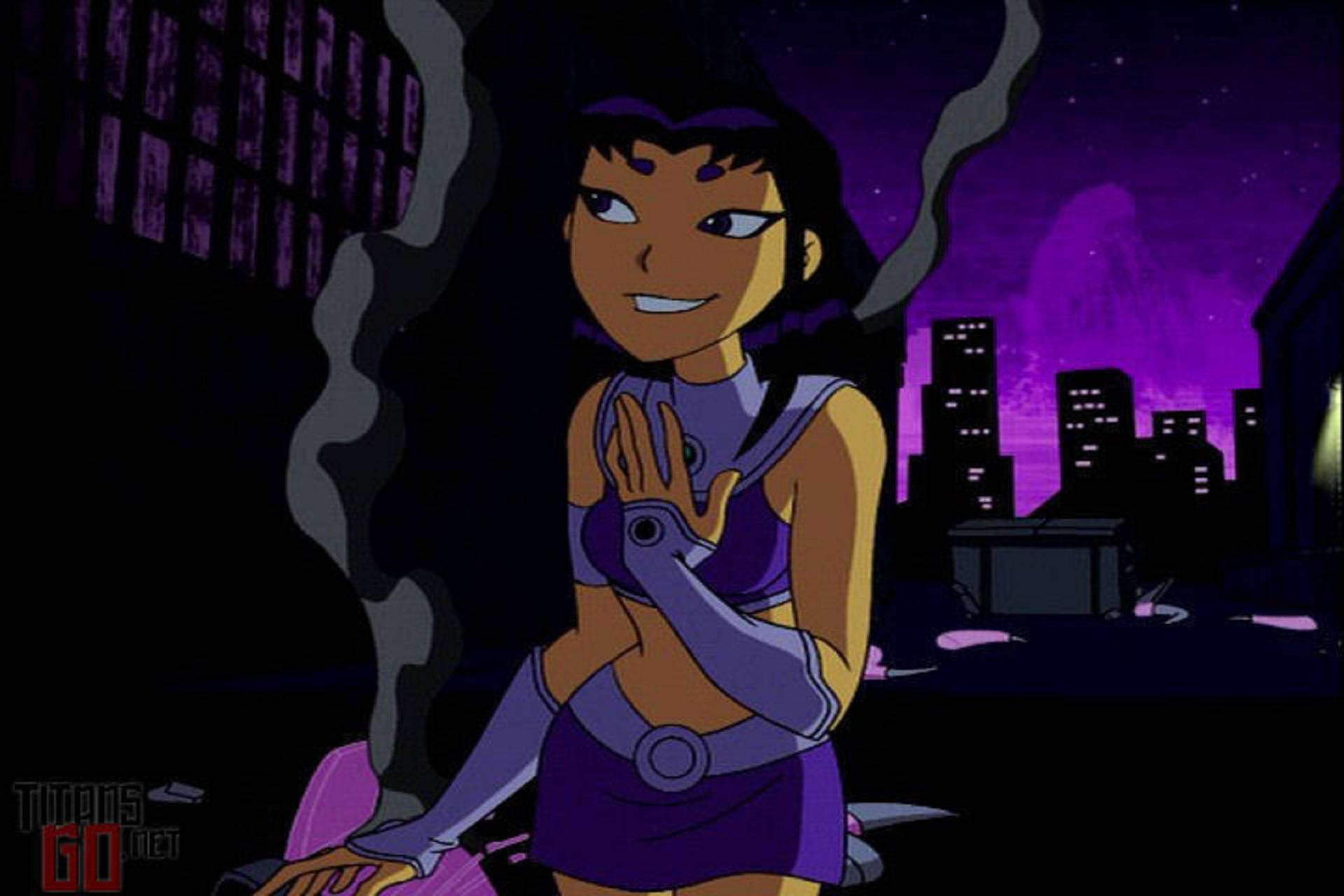Blackfire 桌布 壁紙 — 一個穿著紫色衣服的動畫少女，深色頭髮，自信地站在煙霧瀰漫的城市夜景中，身後是發光的建築物。