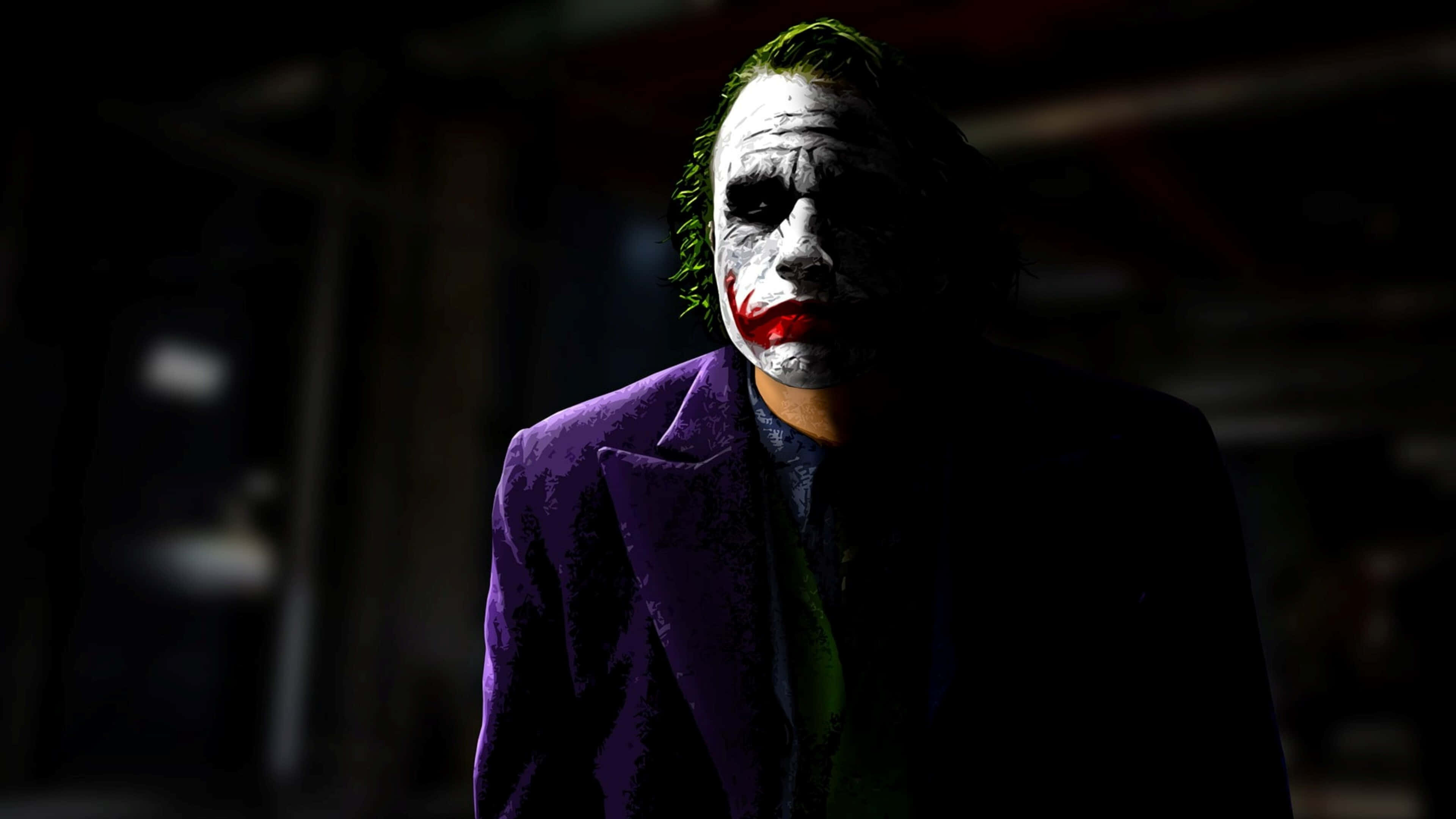 Dark Knight Joker In 4K Ultra HD 桌布 壁紙 — 一個穿著紫色西裝的威脅性小丑在昏暗的城市小巷中，以戲劇性的明暗對比光線凝視著。