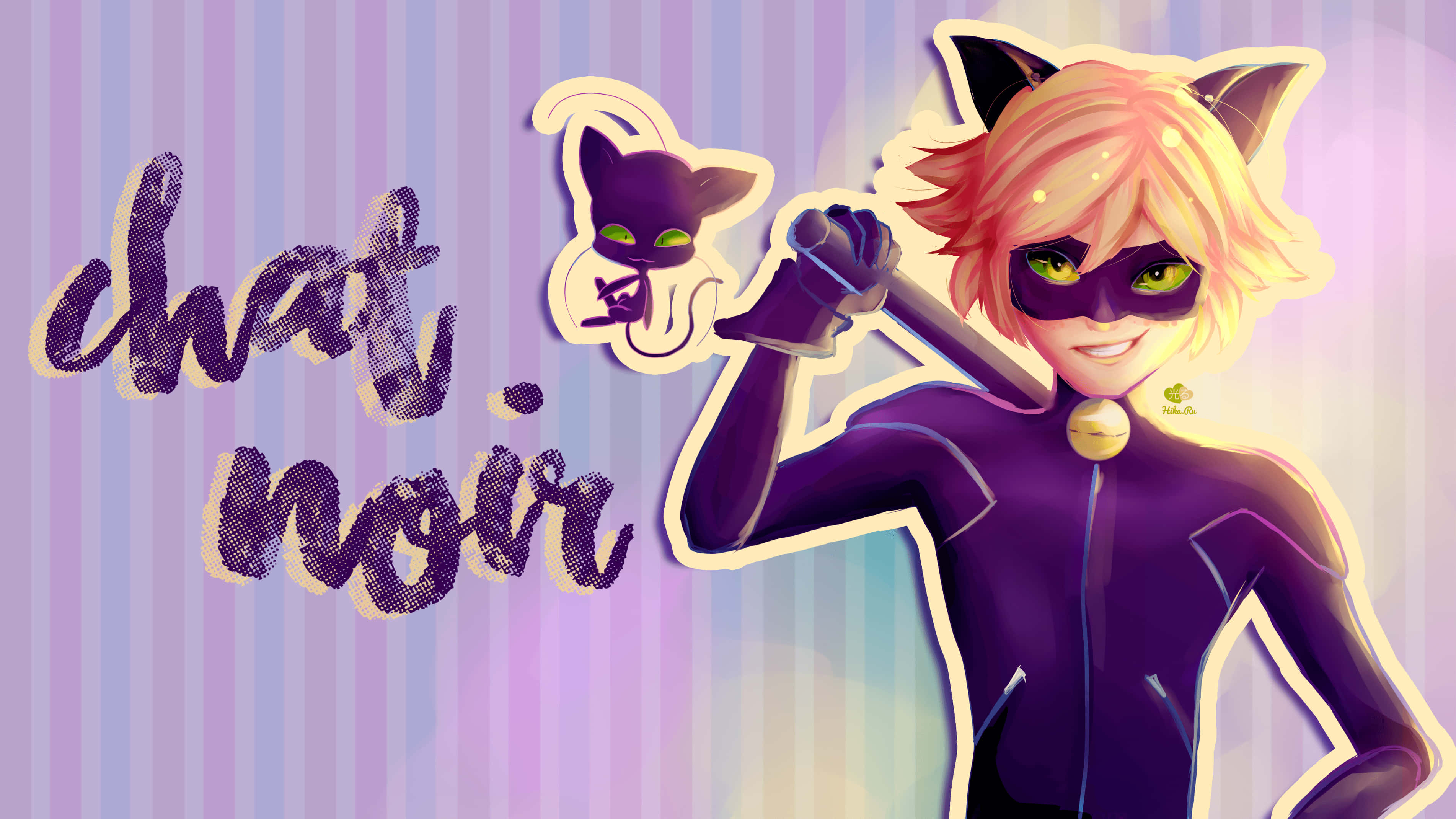 Chat Noir 桌布 壁紙 — 一個穿著紫色西裝的愉快動畫貓英雄，在條紋粉彩背景上揮舞警棍，帶有「chat noir」文字。