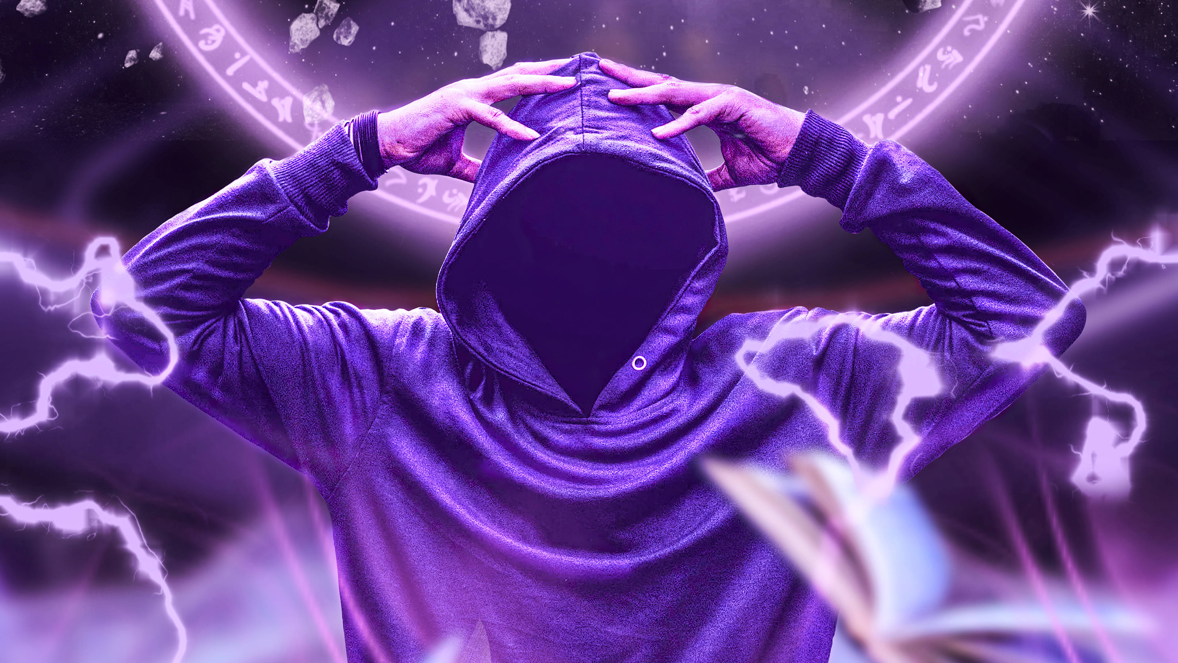 chakra 桌布 壁紙 — 一個穿著紫色連帽衫的兜帽人物，雙手放在兜帽上，背景是帶有發光符文和閃電的宇宙背景。