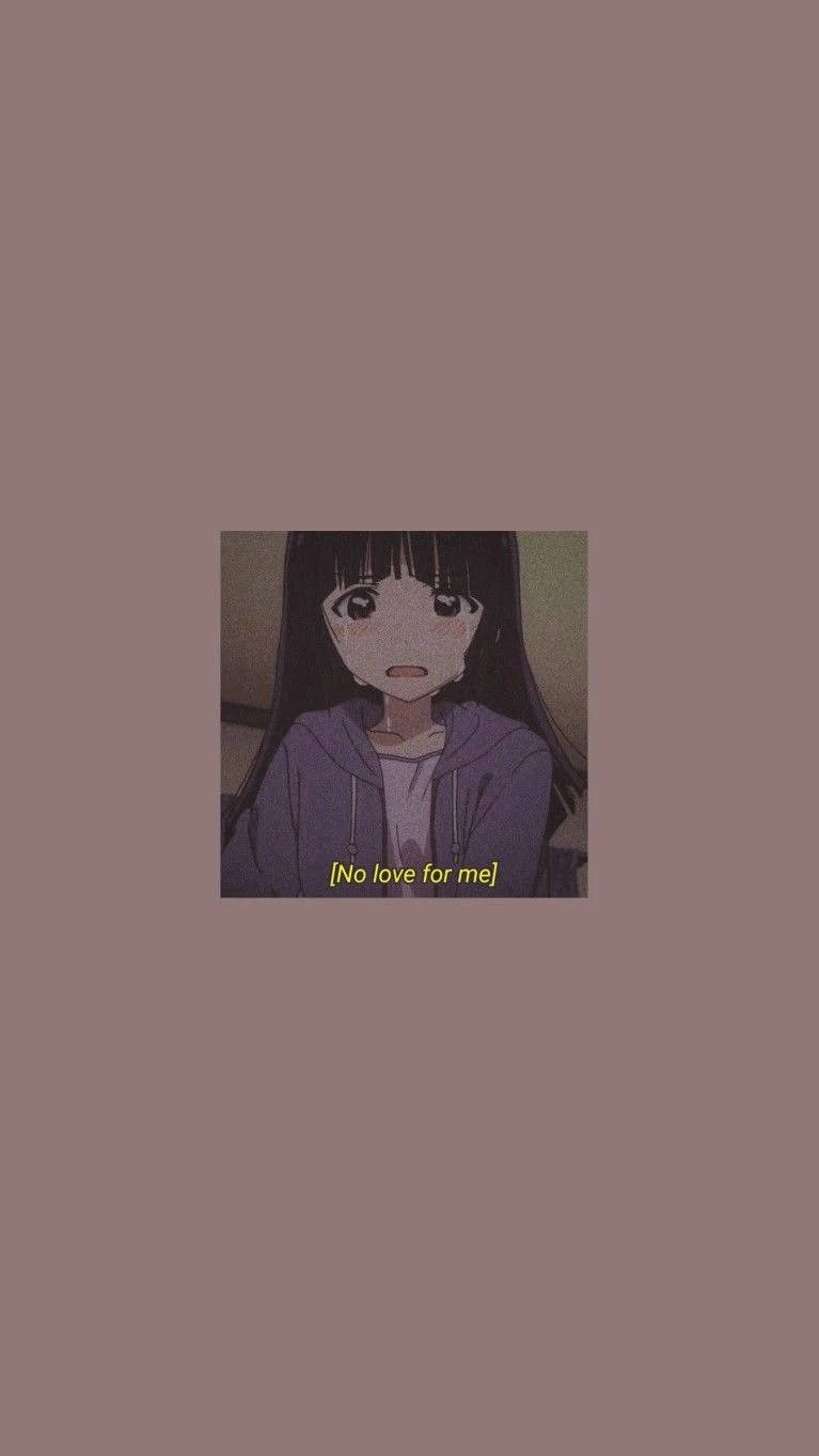 動漫女孩 桌布 壁紙 — 一個穿著紫色連帽衫的悲傷動漫女孩，睜大眼睛凝視著柔和的棕色背景，上面寫著 no love for me。