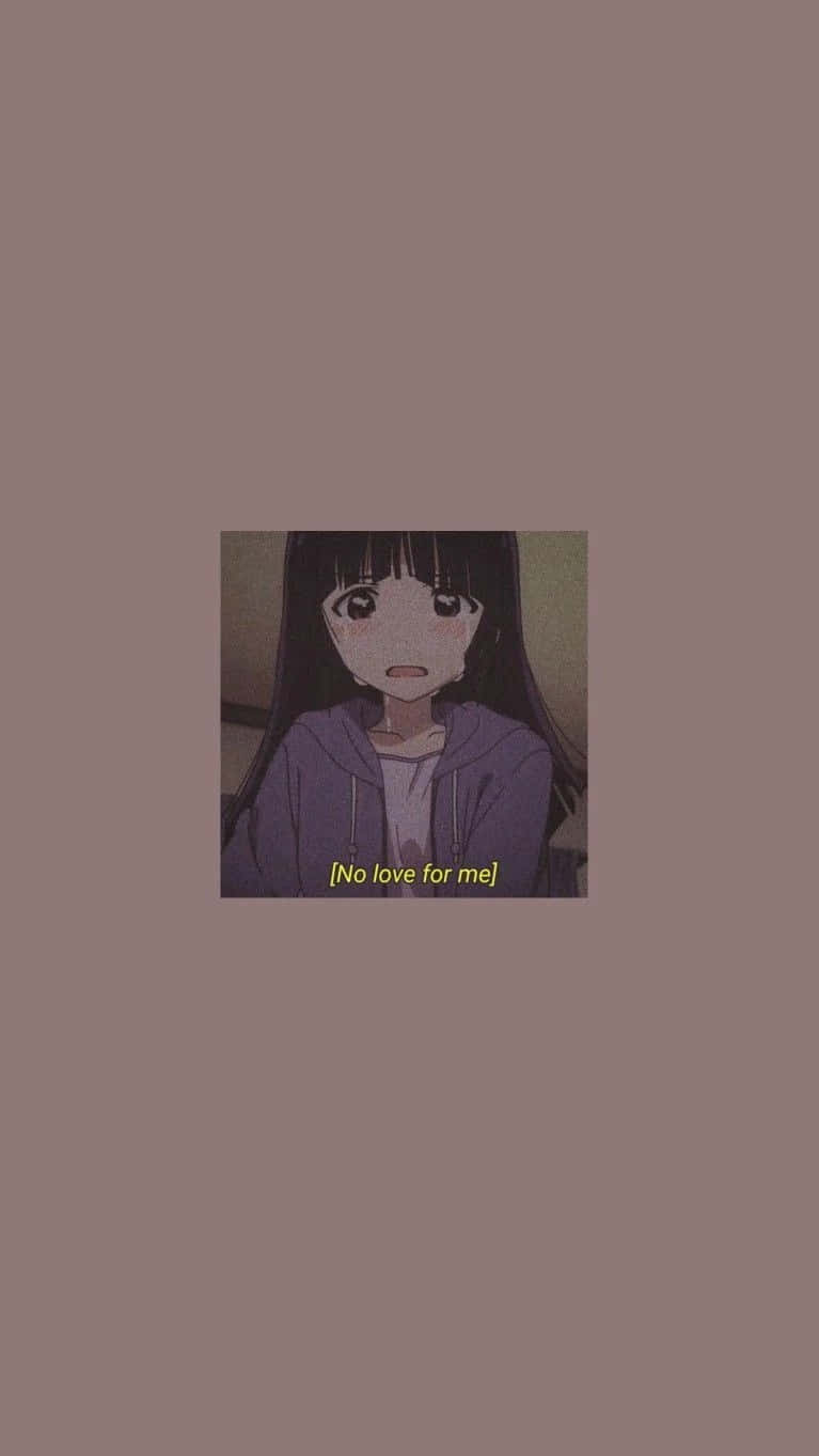 動漫女孩 桌布 壁紙 — 一個穿著紫色連帽衫的悲傷動漫女孩，睜大眼睛凝視著柔和的棕色背景，上面寫著 no love for me。