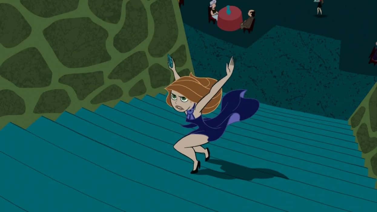 kim possible 桌布 壁紙 — 一個穿著紫色連衣裙的卡通女孩，帶著憂慮的表情跑下青綠色的樓梯，而人們坐在她上方。