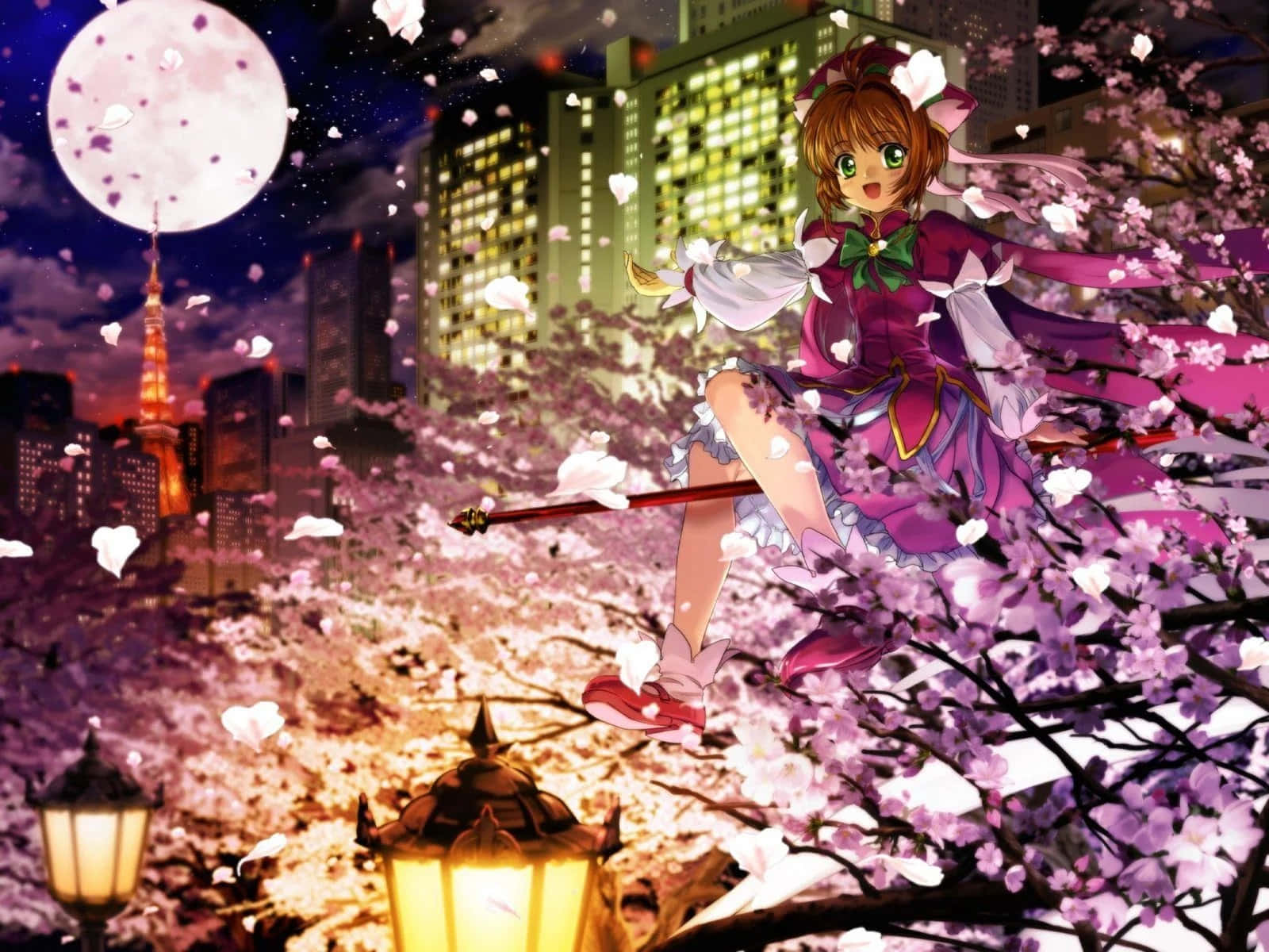 庫洛魔法使 桌布 壁紙 — 一個穿著紫色連衣裙的開朗動漫女孩在櫻花中漂浮，背景是滿月下閃閃發光的東京天際線。