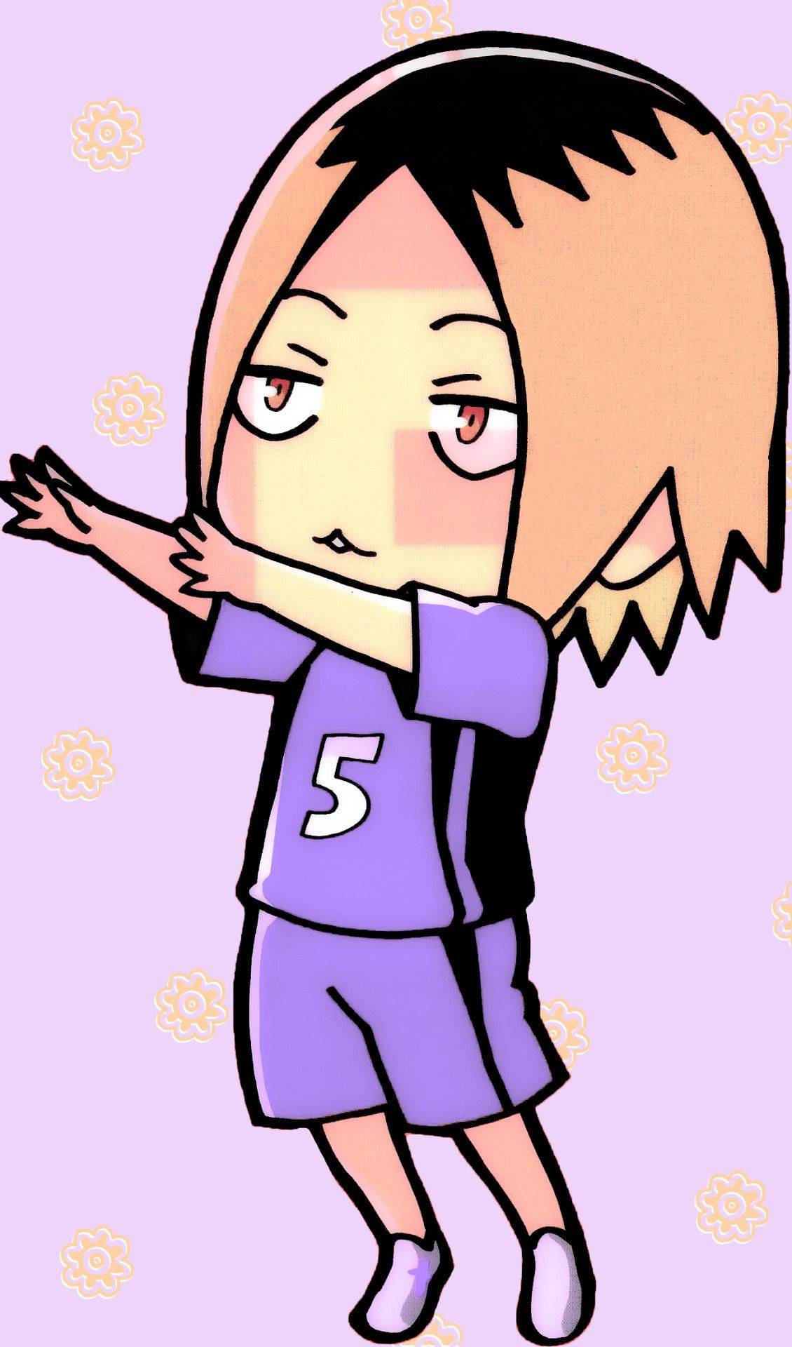 動漫男孩 桌布 壁紙 — 一個穿著紫色運動服、背號5的Q版動漫女孩，在帶有花卉圖案的淺紫色背景前擺出俏皮的姿勢。