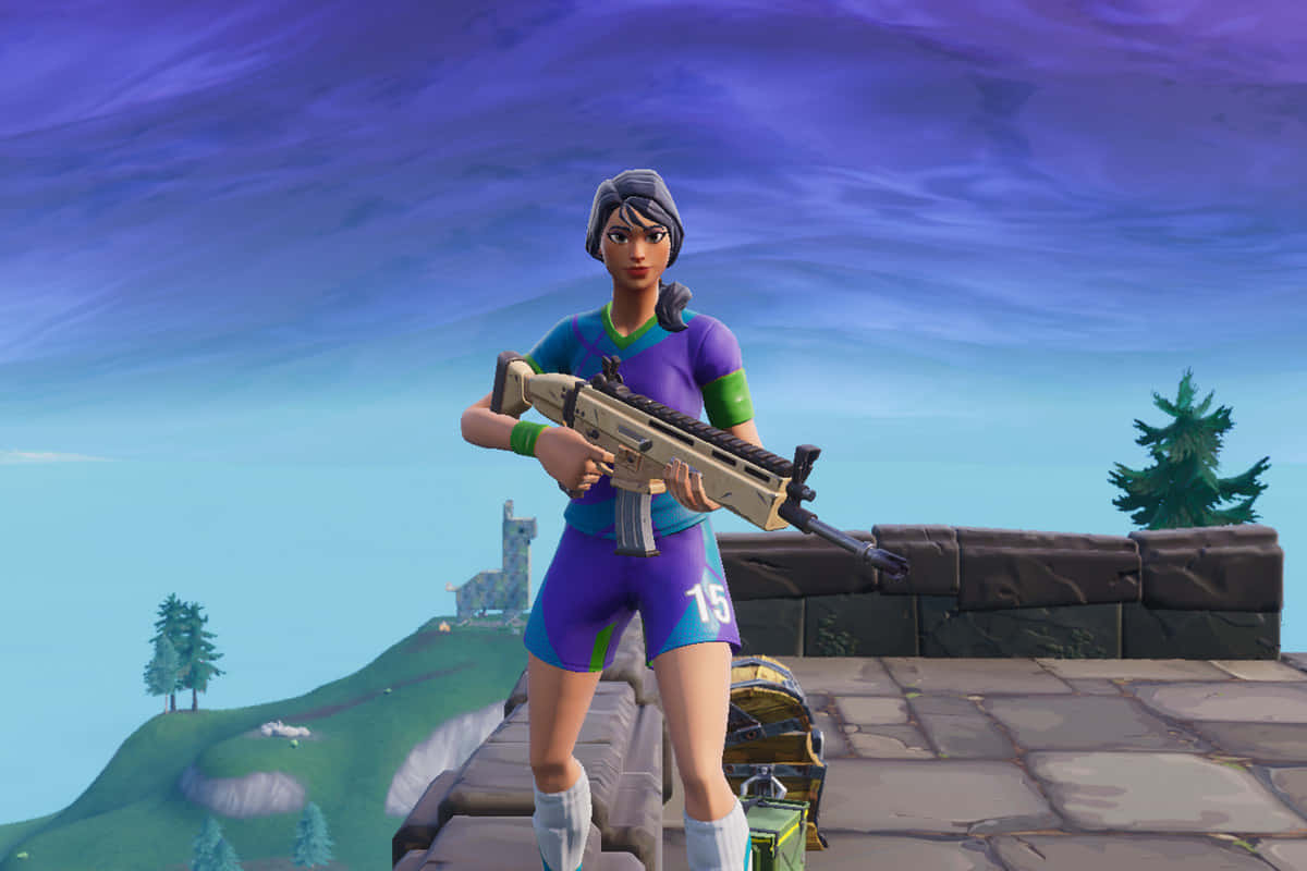 Fortnite 造型 桌布 壁紙 — 一個穿著紫色運動裝備的Fortnite角色，在石牆上拿著步槍，俯瞰著紫色天空下長滿草的山丘和松樹。