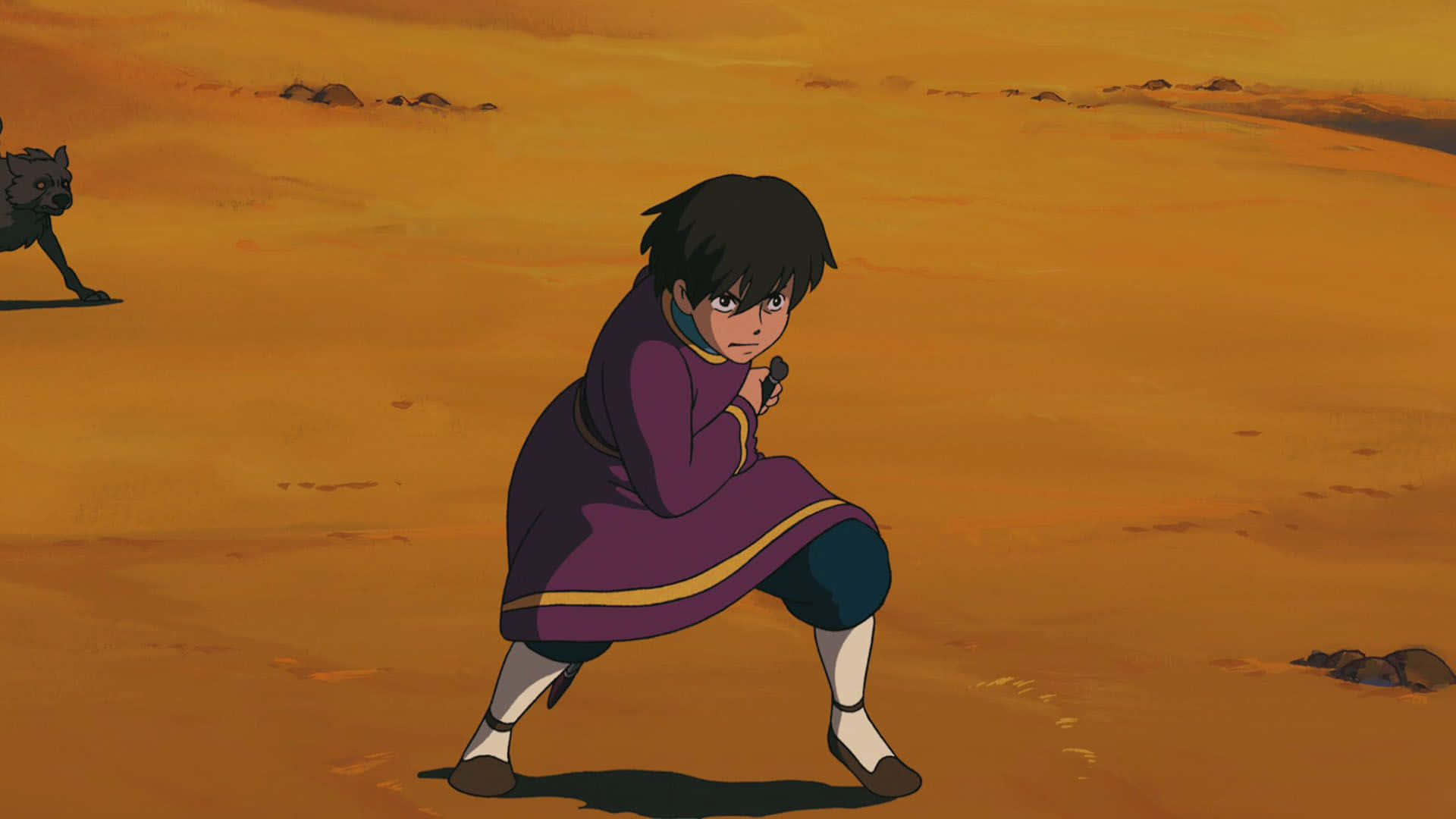 Tales From Earthsea 桌布 壁紙 — 一個穿著紫色長袍的年輕動漫男孩在廣闊的金色沙漠中警覺地蹲下，附近有一個陰影生物。