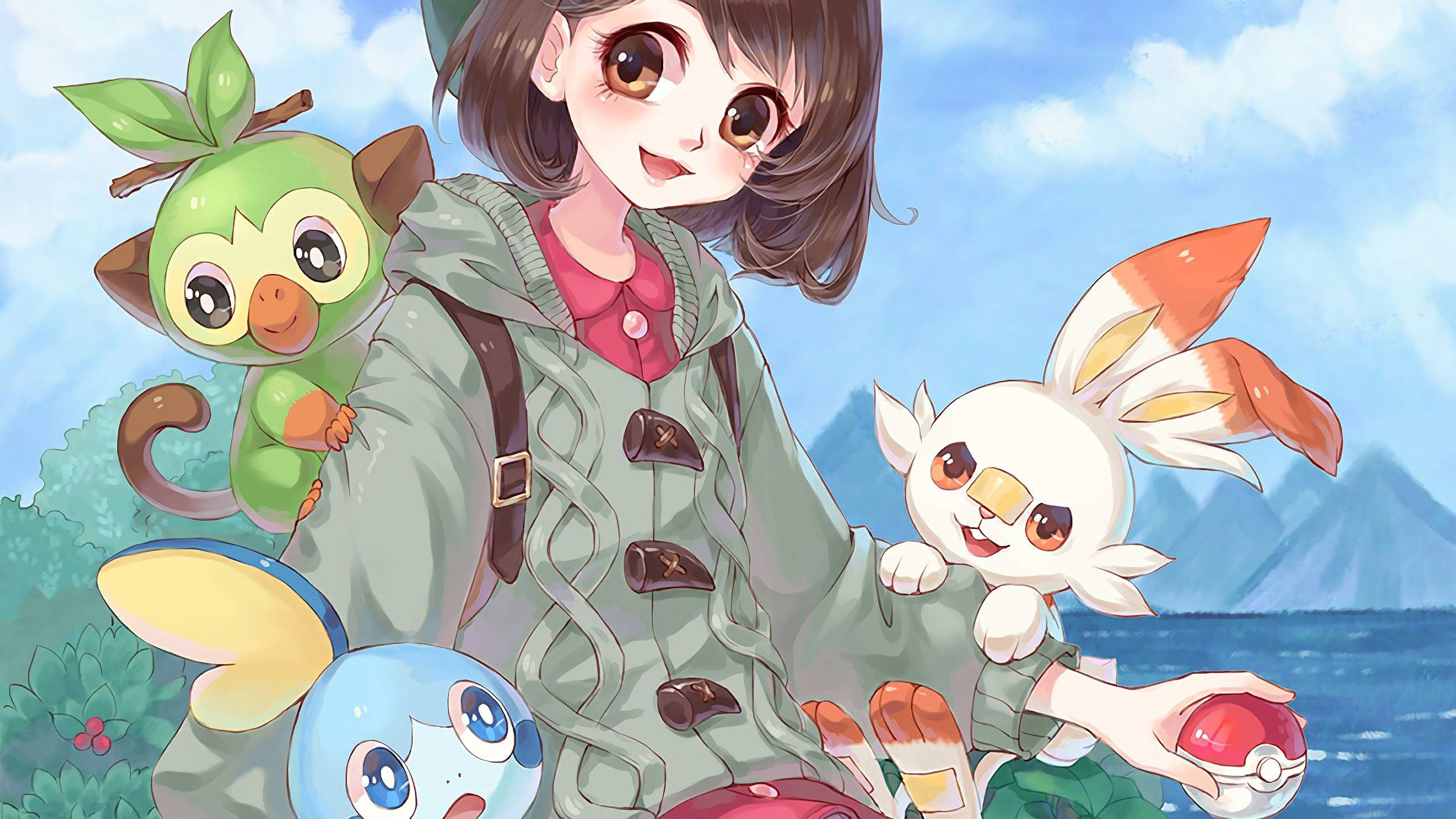 shield 桌布 壁紙 — 一個穿著綠色外套的開朗動漫女孩微笑著，手持精靈球，被三隻色彩繽紛的寶可夢包圍，背景是明亮的藍天和遠山。