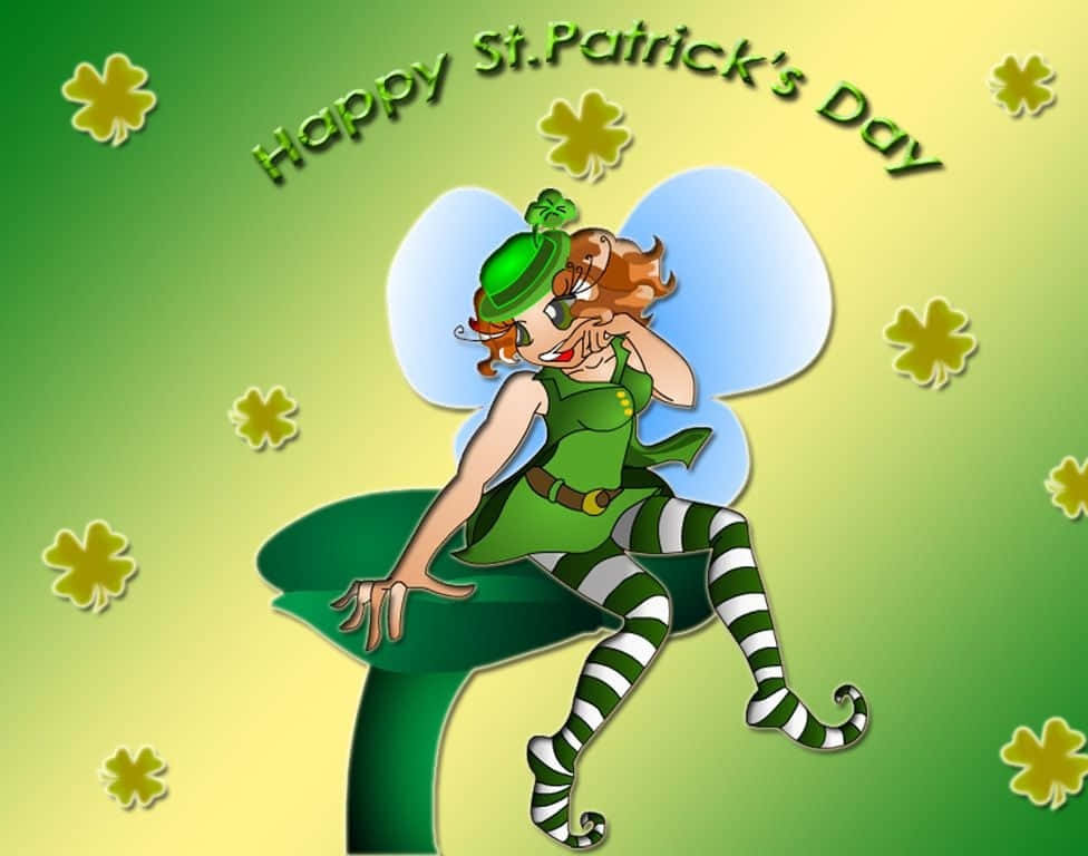 Saint Patricks Day 桌布 壁紙 — 一個穿著綠色服裝和條紋襪子的快樂卡通妖精女人坐在三葉草葉上，背景是漸變綠色，漂浮著三葉草和「Happy St.Patrick's Day」文字。