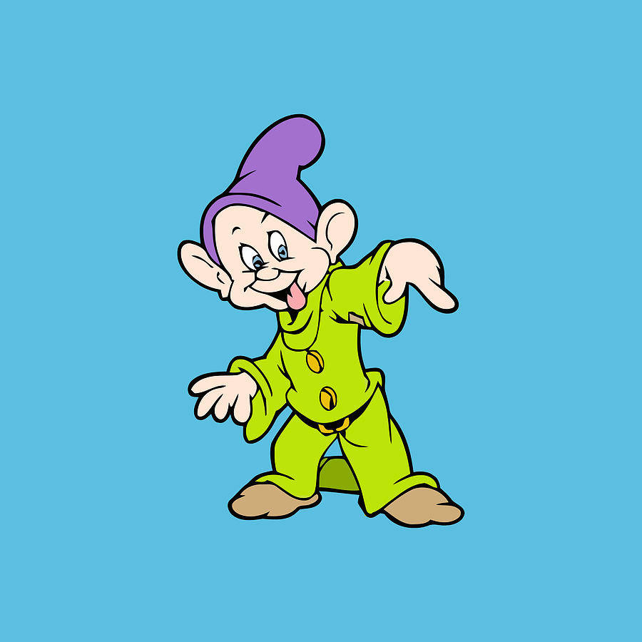 Dopey 桌布 壁紙 — 一個穿著綠色服裝和紫色帽子的快樂卡通矮人，在純藍色背景上伸出舌頭並做出俏皮的手勢。