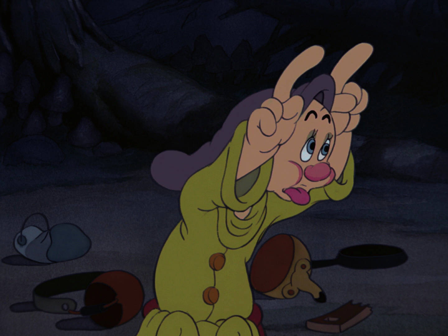 Dopey 桌布 壁紙 — 一個穿著綠色服裝的卡通矮人在一個黑暗的洞穴中做出和平手勢，洞穴裡散落著工具。