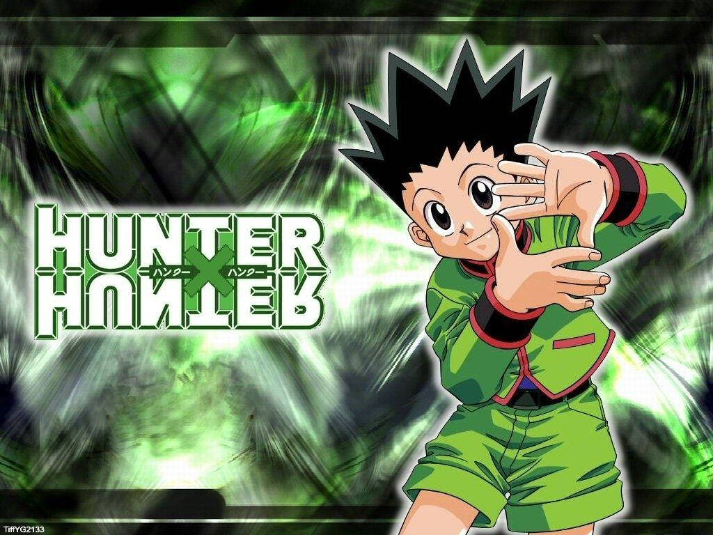 獵人 x 獵人 桌布 壁紙 — 一個穿著綠色服裝的年輕動漫男孩在旋轉的綠色能量背景前動態擺姿勢，帶有『Hunter x Hunter』標誌。