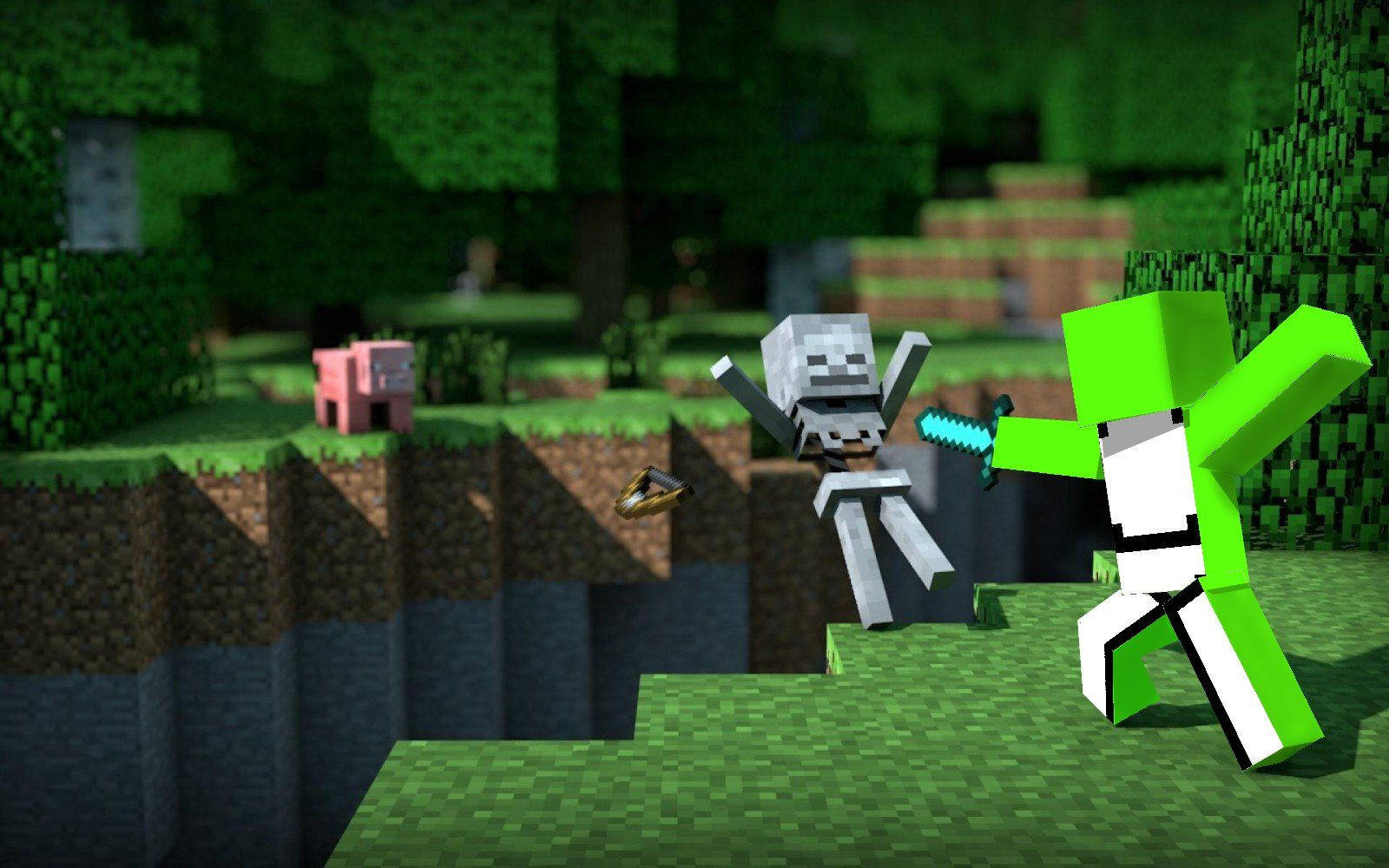  壁紙 — 一個穿著綠色盔甲的Minecraft玩家用發光的劍與骷髏戰鬥，背景是方塊森林和一隻豬。