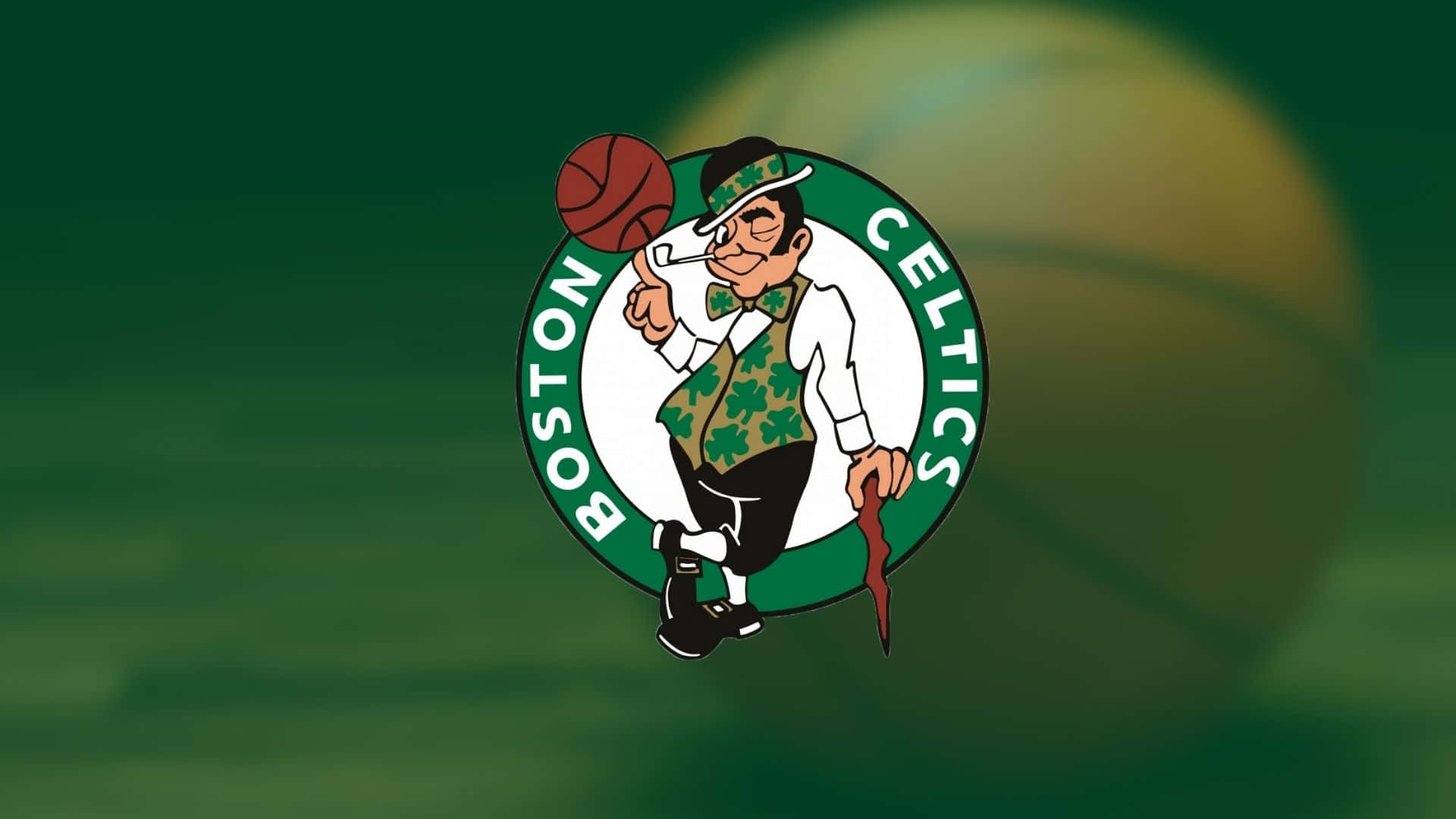 Celtics 桌布 壁紙 — 一個穿著綠色背心的卡通小妖精，在圓形波士頓塞爾提克標誌內拿著籃球和手杖，背景是模糊的綠色。