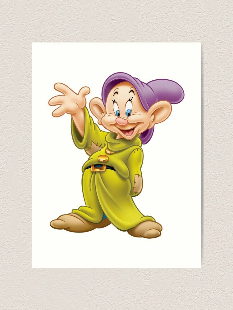 Dopey 桌布 壁紙 — 一個穿著綠色衣服和紫色帽子的快樂卡通矮人，在純白色背景上開心地揮手。