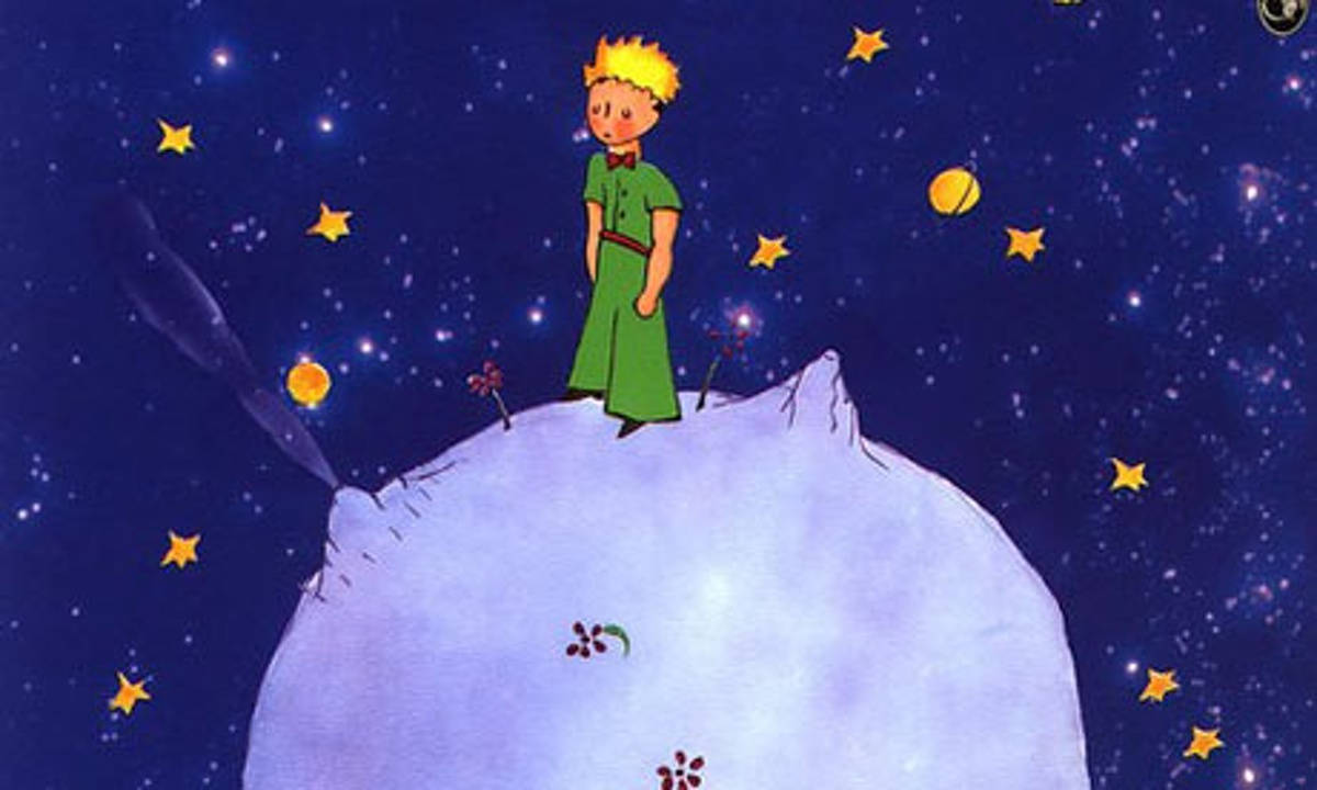 Stars 桌布 壁紙 — 一個穿著綠色衣服的小男孩站在白雪覆蓋的山頂上，夜空繁星點點，閃爍的星星和行星點綴其間。