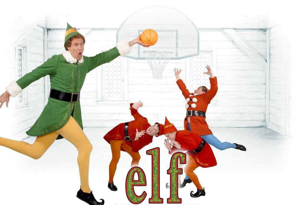 Elf 桌布 壁紙 — 一個穿著綠色西裝的精靈正在灌籃，而三個穿著紅色西裝的精靈在一個有 'elf' 標誌的雪地體育館中跳躍。