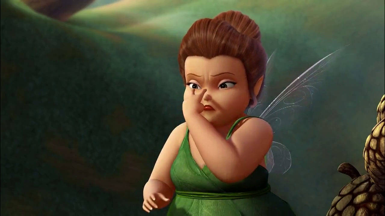 Tinker Bell 桌布 壁紙 — 一個穿著綠色連衣裙的胖乎乎的精靈，在柔和的綠色森林背景下，用手捂住嘴巴，表情沉思。