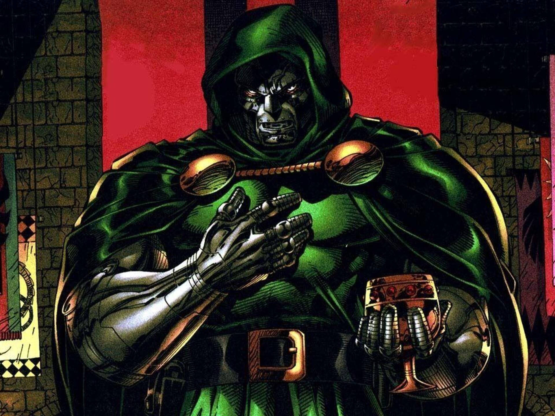 Villains 桌布 壁紙 — 一個穿著綠色長袍、擁有金屬手的邪惡反派，在紅色和石頭背景下手持酒杯。