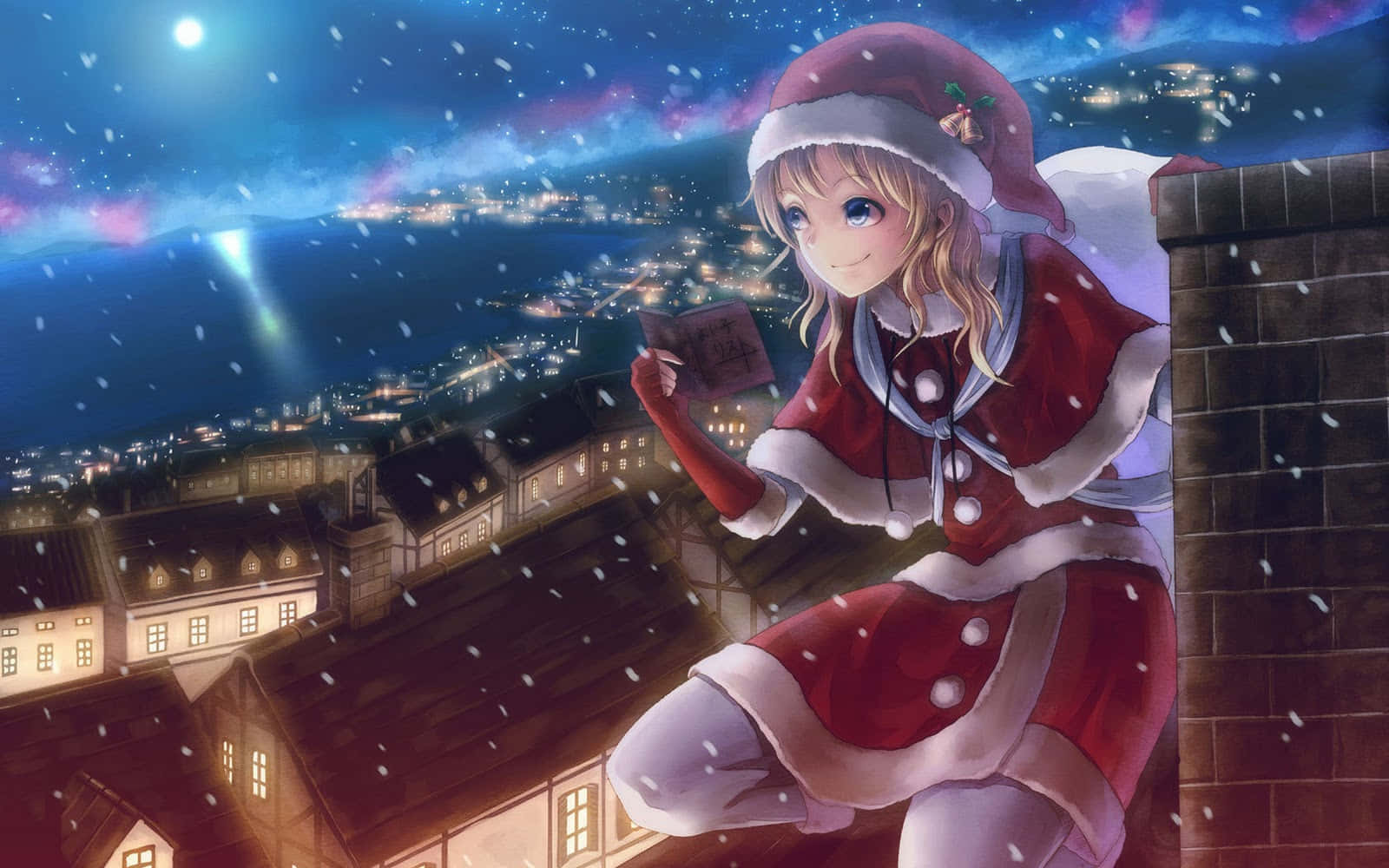 Anime Christmas 桌布 壁紙 — 一個穿著聖誕老人服裝的開朗動漫女孩棲息在屋頂上，俯瞰著星空下白雪覆蓋的城市景觀。