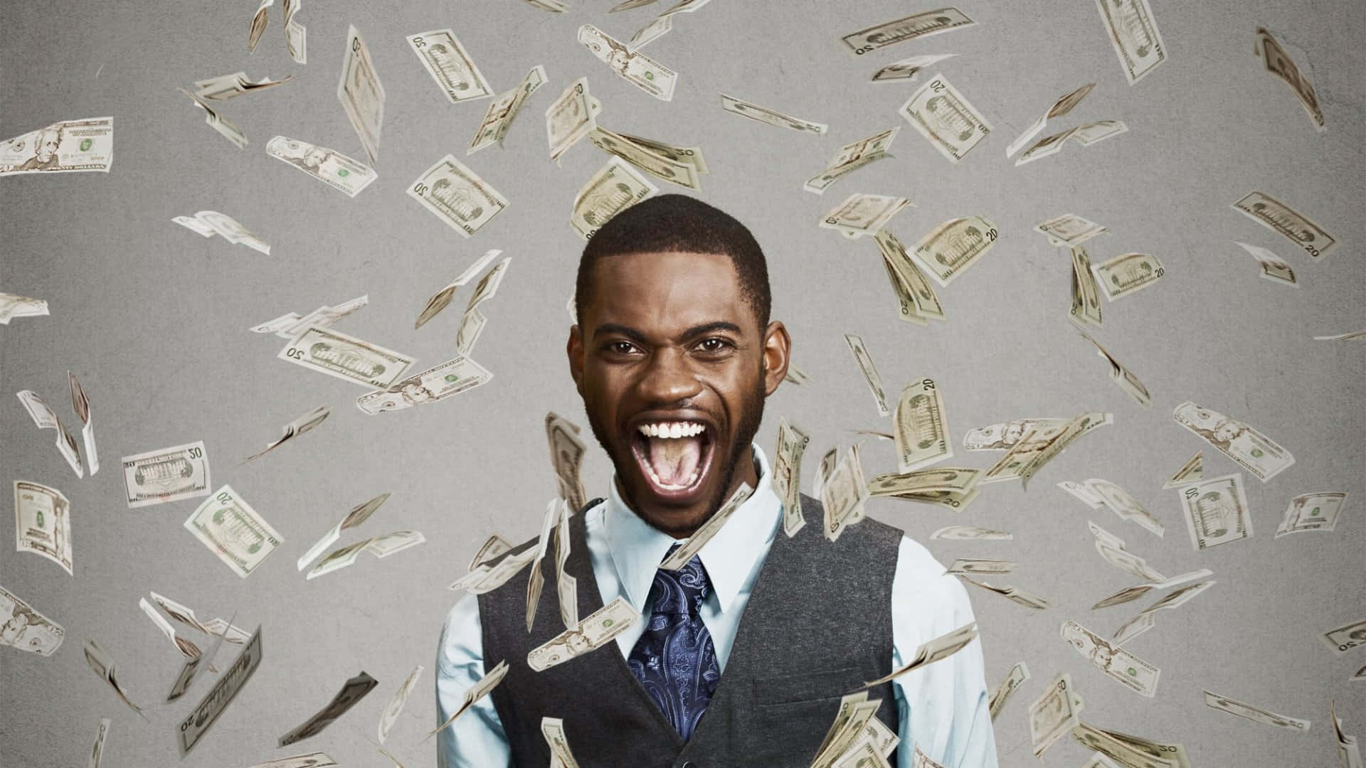 Money Flexing 桌布 壁紙 — 一個穿著背心的快樂男人在灰色背景前大笑，美元鈔票如雨般落在他周圍。