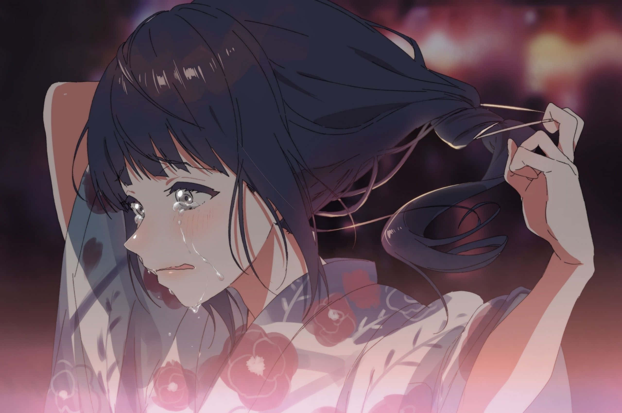 crying anime 桌布 壁紙 — 一個穿著花卉和服的憂鬱動漫女孩，在發光的粉紅色和橙色模糊背景前，抓著她的深色頭髮流淚。