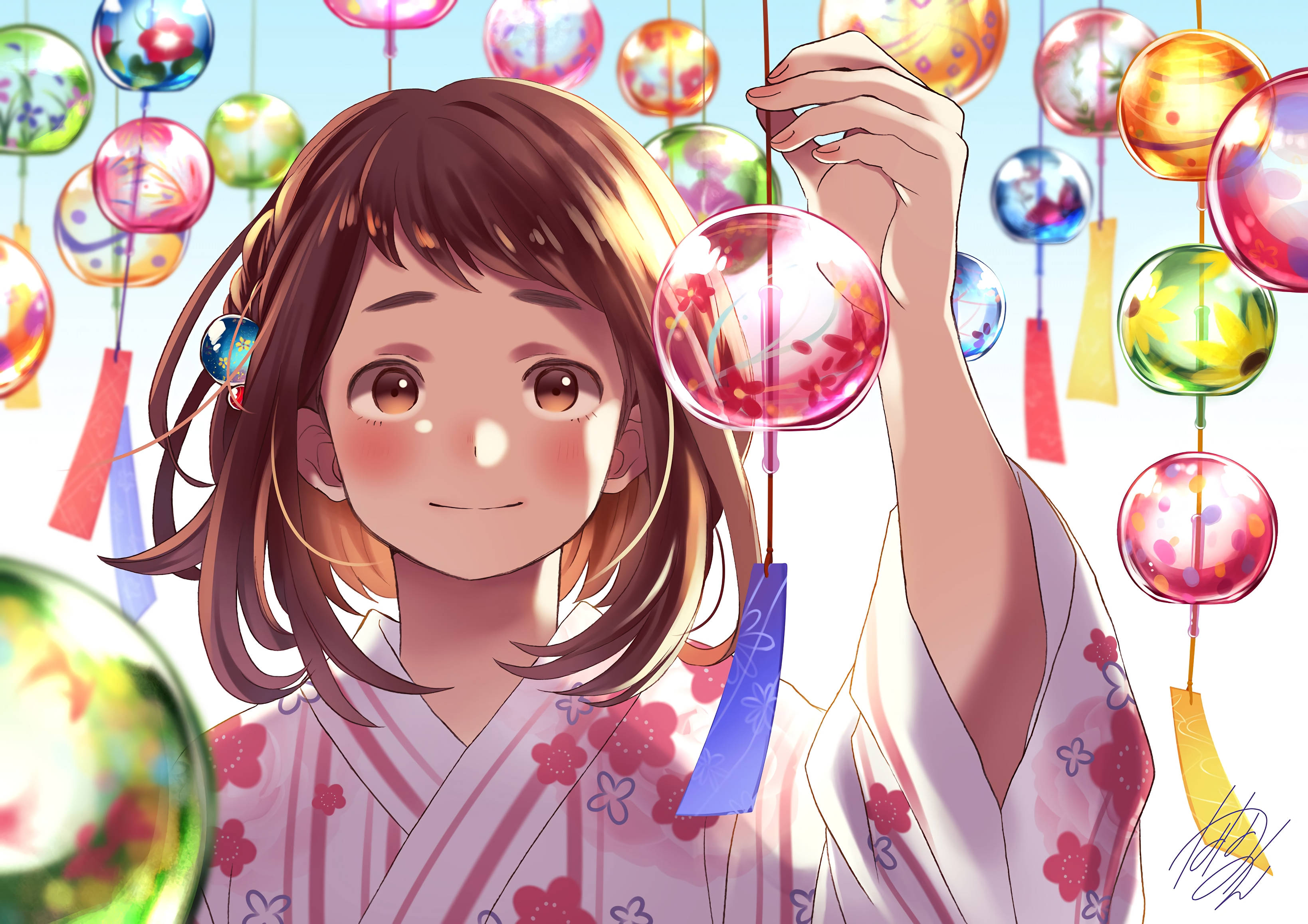 Uraraka 桌布 壁紙 — 一個穿著花卉和服的開朗動漫女孩，在色彩繽紛的懸掛燈籠瀑布中，輕輕地拿著一個發光的紙燈籠。