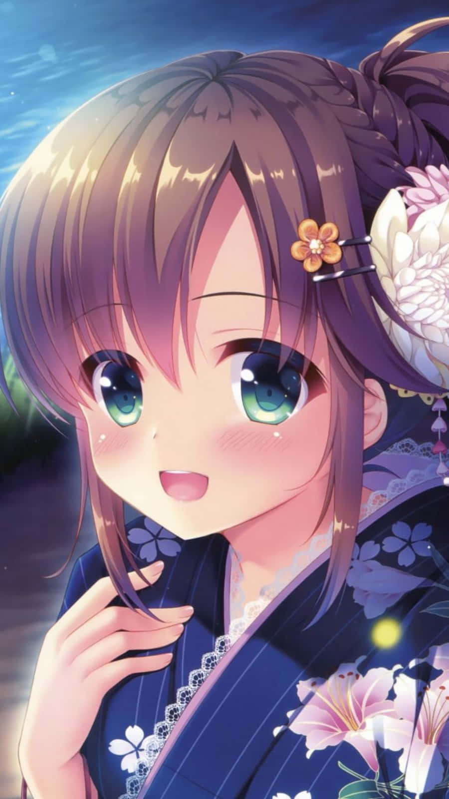 可愛動漫 桌布 壁紙 — 一個穿著花卉和服的開朗動畫女孩在暮色天空下微笑，周圍有發光的燈光。