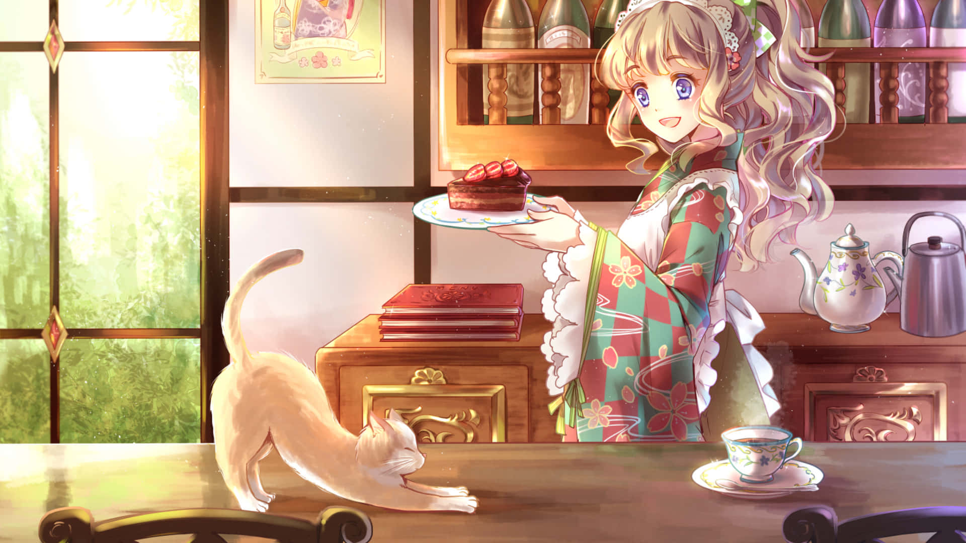 Anime Girl Aesthetic 桌布 壁紙 — 一個穿著花卉圍裙的開朗動漫女孩，在陽光普照的木製廚房裡，向一隻貓遞上草莓蛋糕。