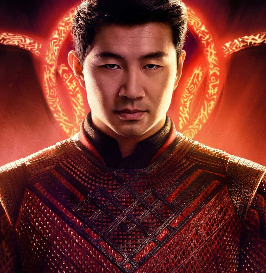 Mcu Characters 桌布 壁紙 — 一個穿著華麗紅色盔甲的男人，在發光的紅色神秘圓環背景下凝視著。