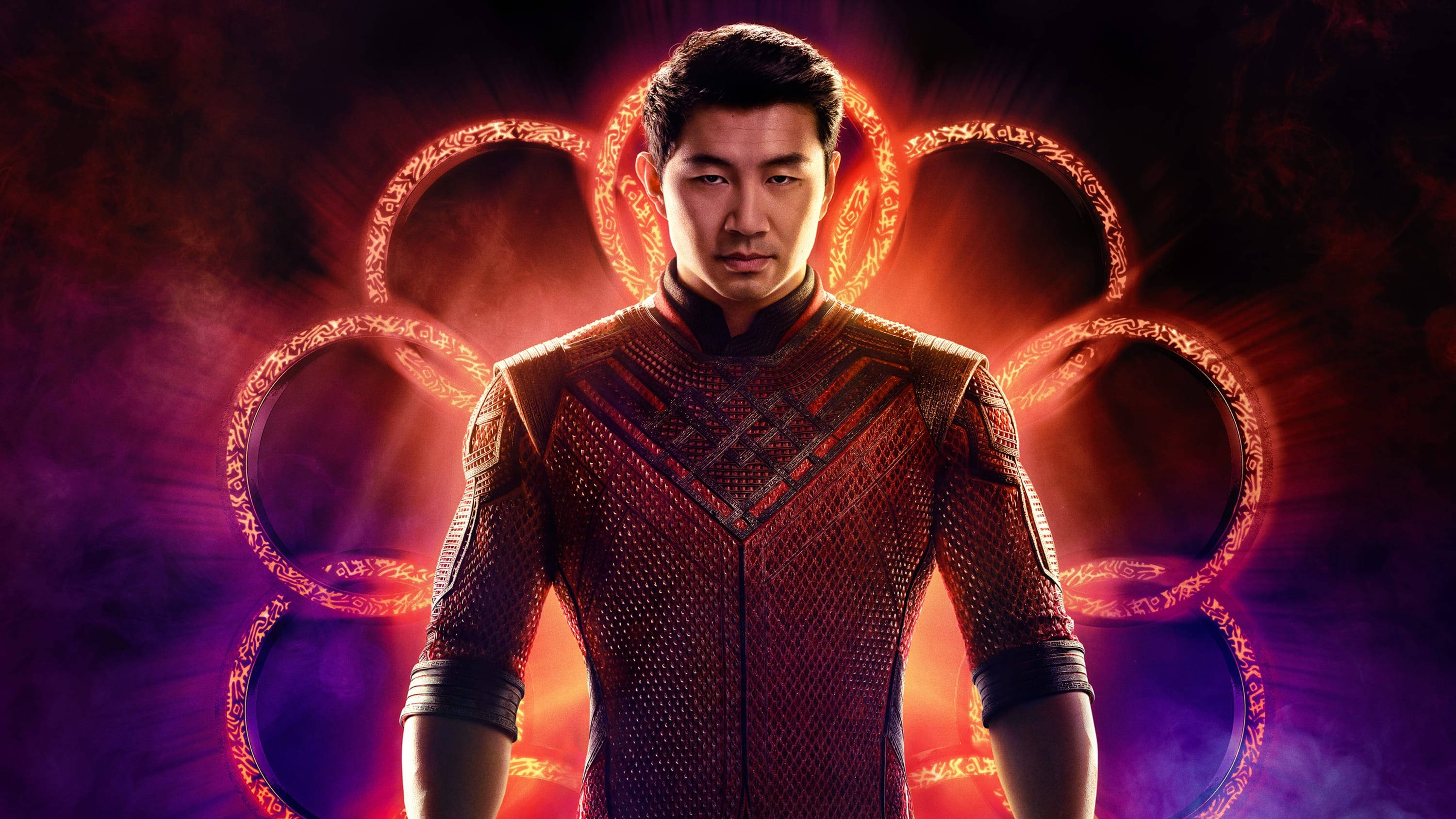 Shang Chi 桌布 壁紙 — 一個穿著華麗紅色盔甲的男人站在發光的火環前，背景是深紫色煙霧。