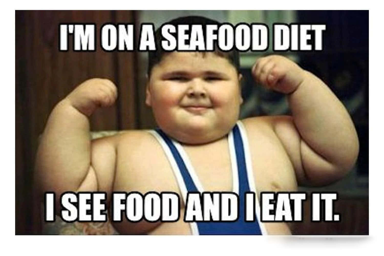Memes Pics Funny 桌布 壁紙 — 一個穿著藍白背心的胖男孩，帶著得意的笑容彎曲手臂，文字宣稱他的海鮮飲食和對食物的癡迷。