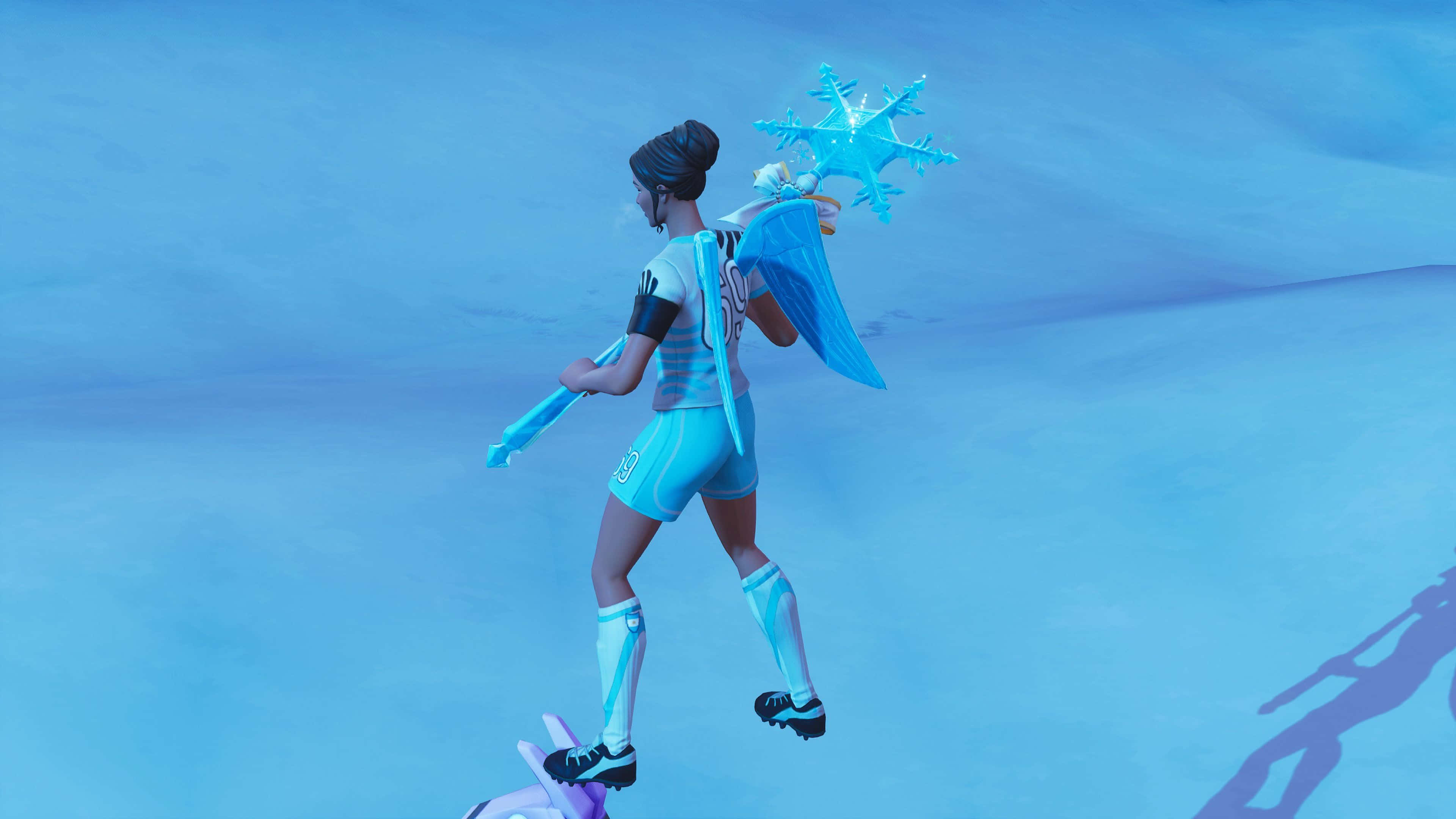 桌布 壁紙 — 一個穿著藍色冬季裝備的Fortnite角色，手持發光冰杖走過雪原。